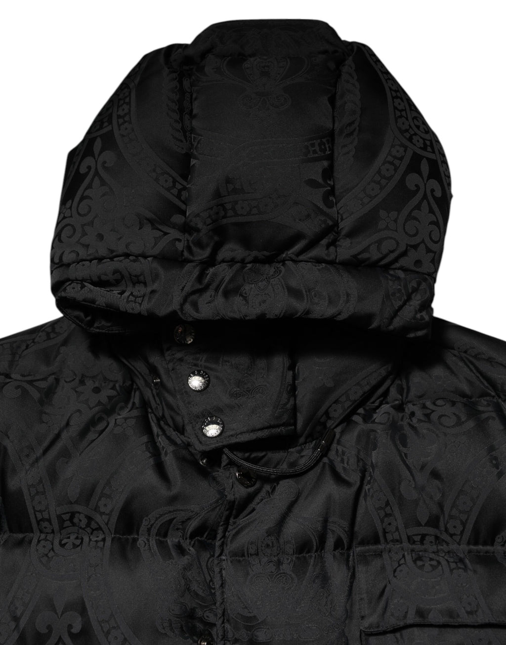 Veste matelassée noire Dolce & Gabbana avec capuche et jacquard, style puffer chaud et élégant.
