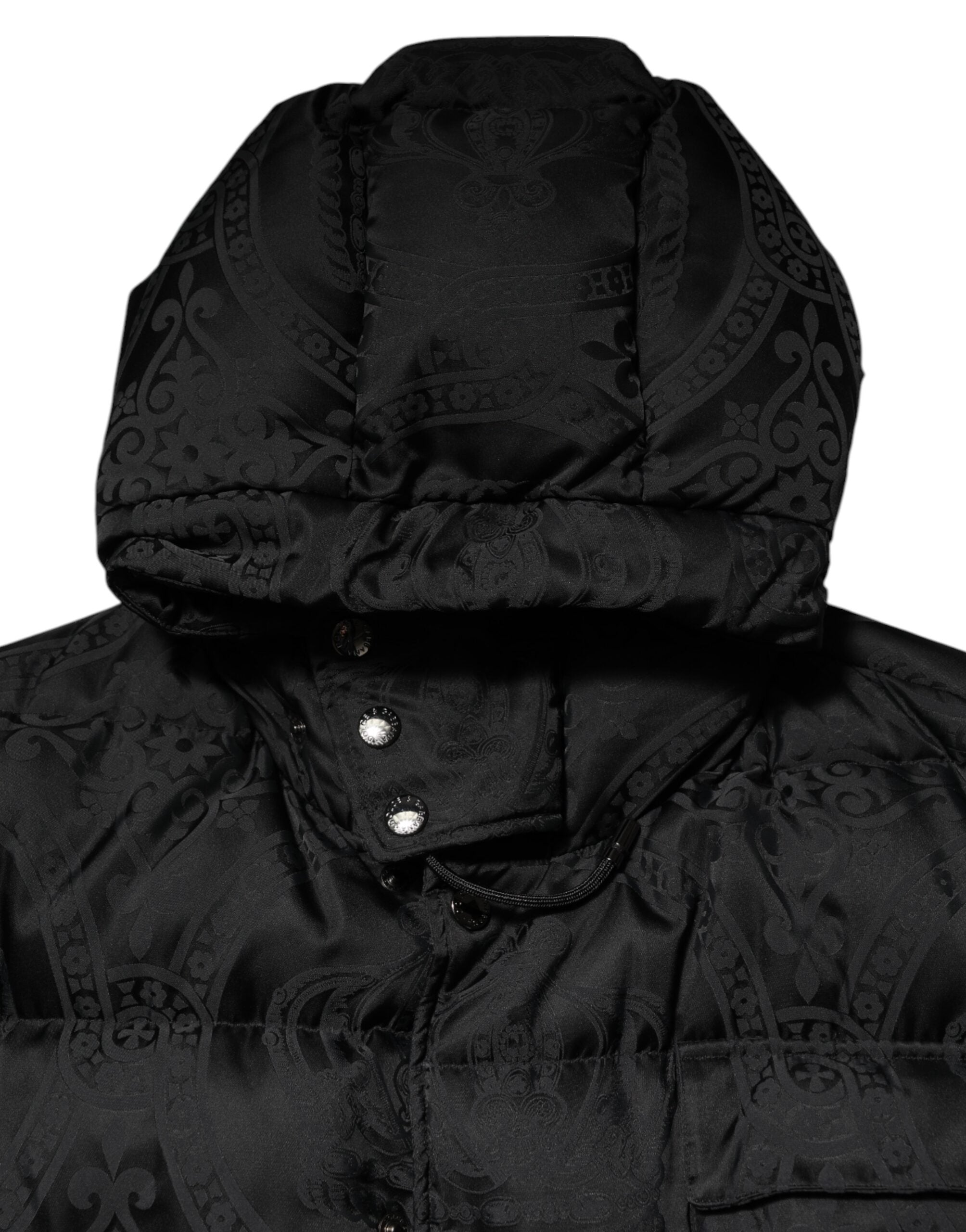 Veste matelassée noire Dolce & Gabbana avec capuche et jacquard, style puffer chaud et élégant.