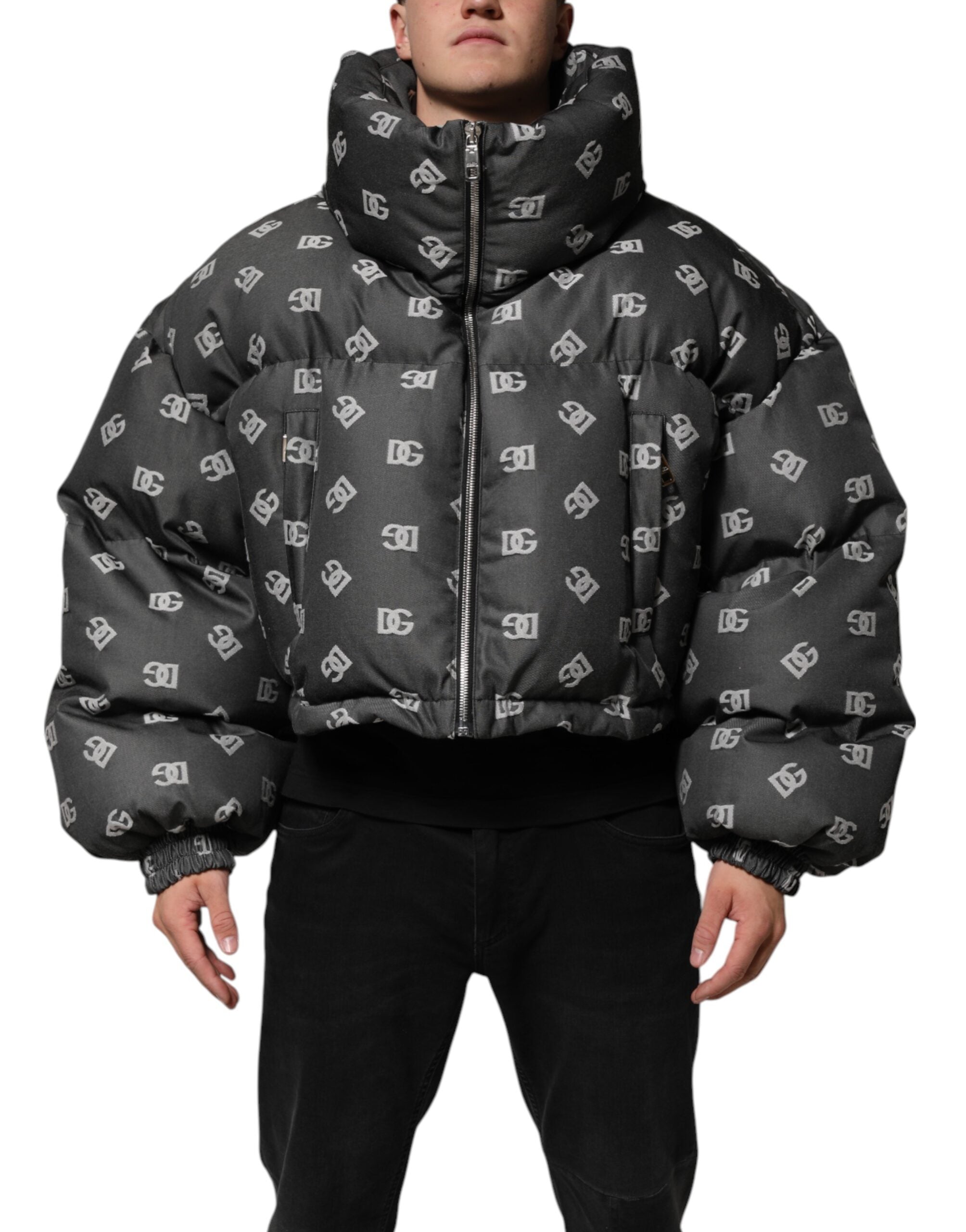Veste matelassée noire Dolce & Gabbana DG Monogram à fermeture éclair complète pour homme, style chaud et élégant.