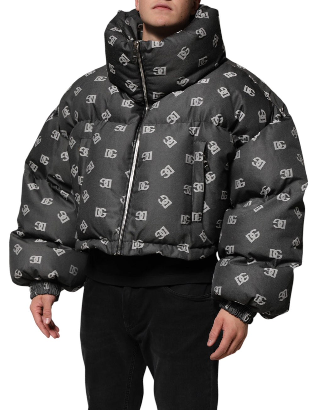 Veste homme Dolce & Gabbana noire en duvet avec logo DG monogramme, zip complet, style matelassé et chaud.