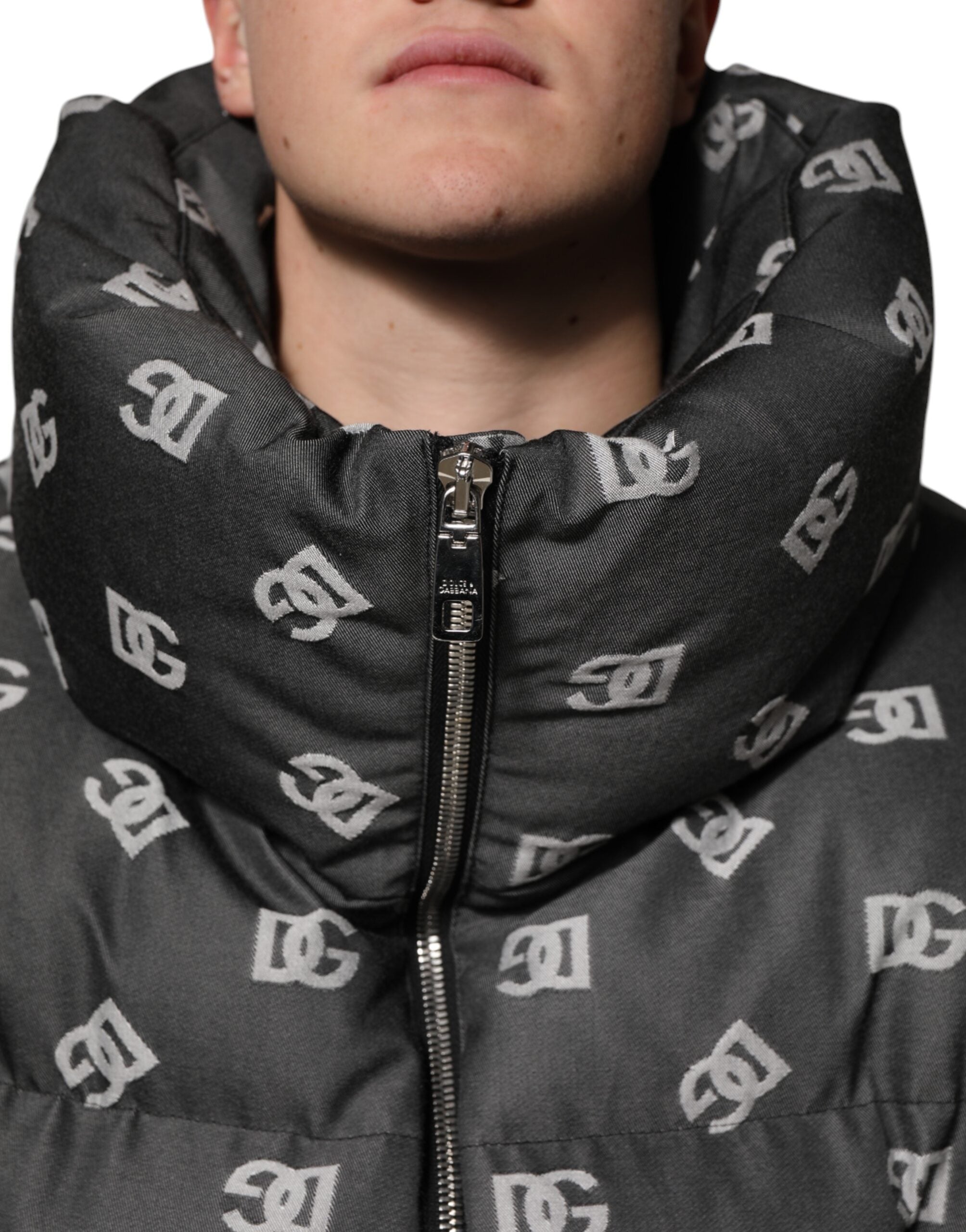 Veste homme Dolce & Gabbana noire en duvet avec logo DG Monogram, zip intégral, look chaud et tendance.