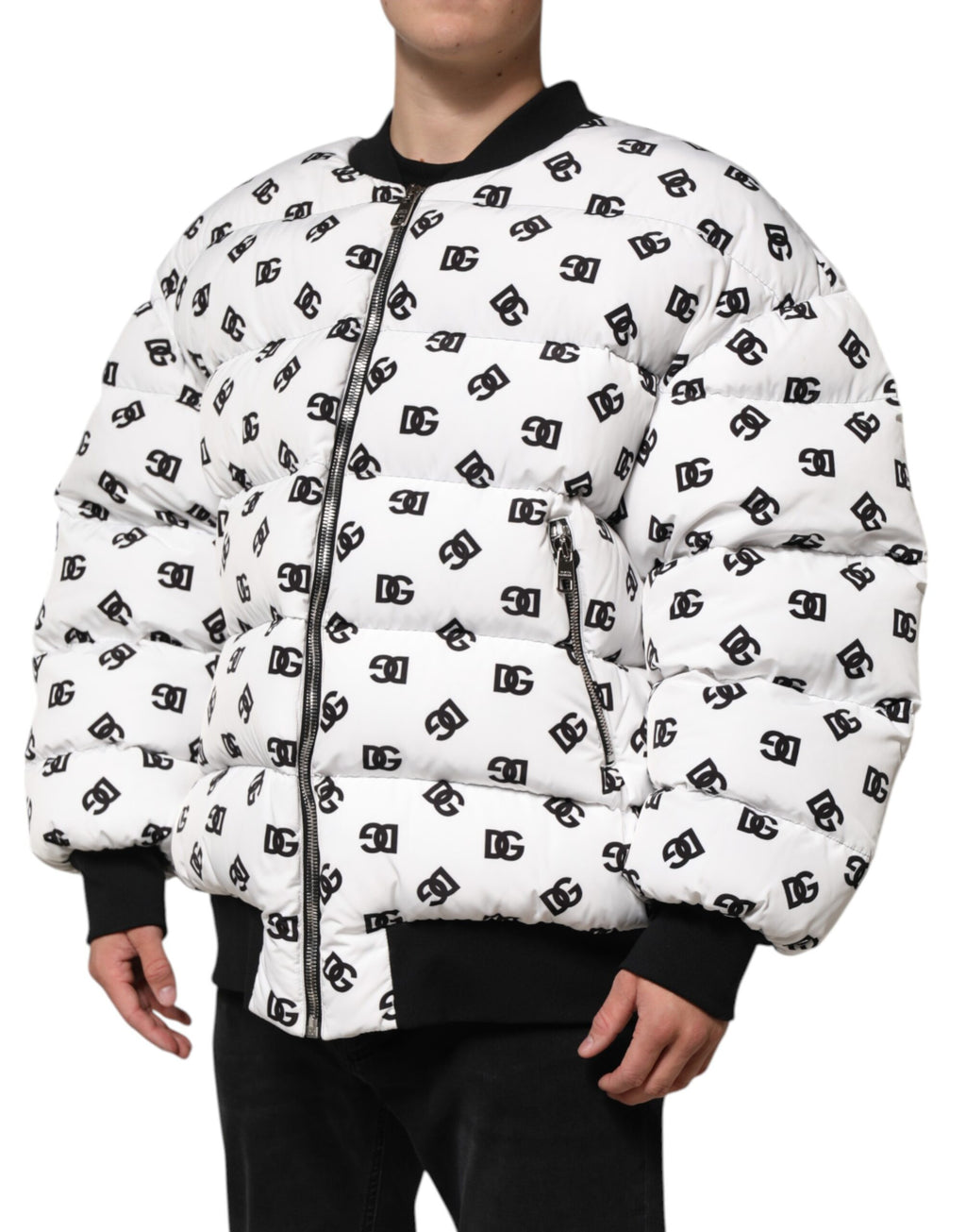 Veste matelassée blanche Dolce & Gabbana DG Monogram avec fermeture éclair complète, élégante et tendance.
