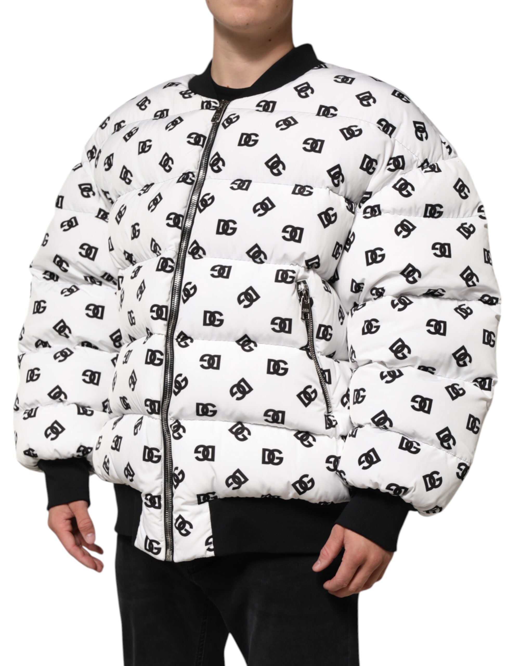 Veste matelassée blanche Dolce & Gabbana DG Monogram avec fermeture éclair complète, élégante et tendance.