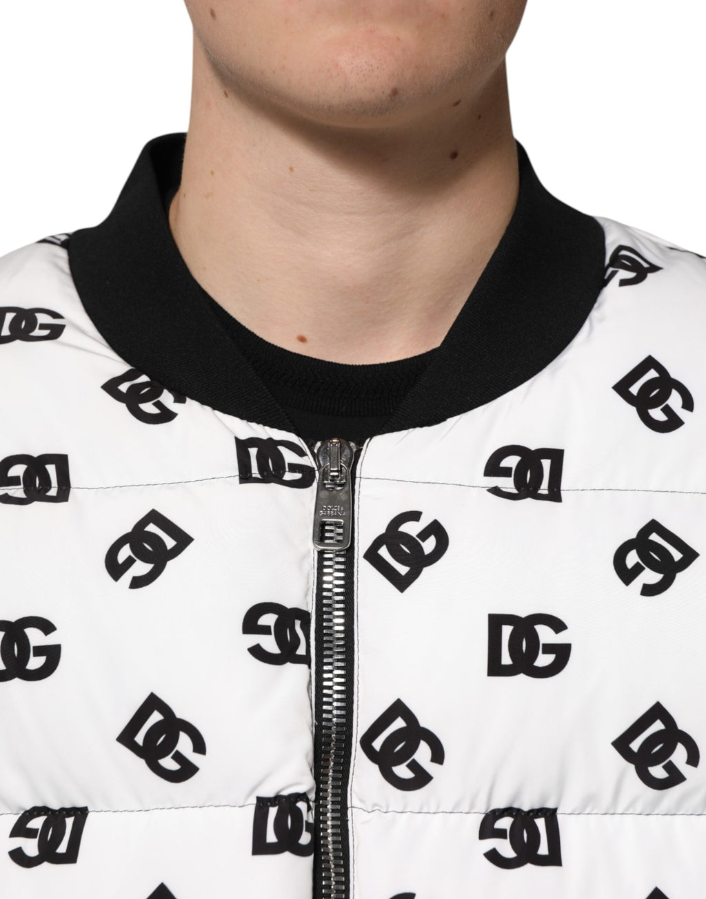 Veste matelassée blanche Dolce & Gabbana DG Monogram avec fermeture éclair complète, style élégant et sophistiqué.