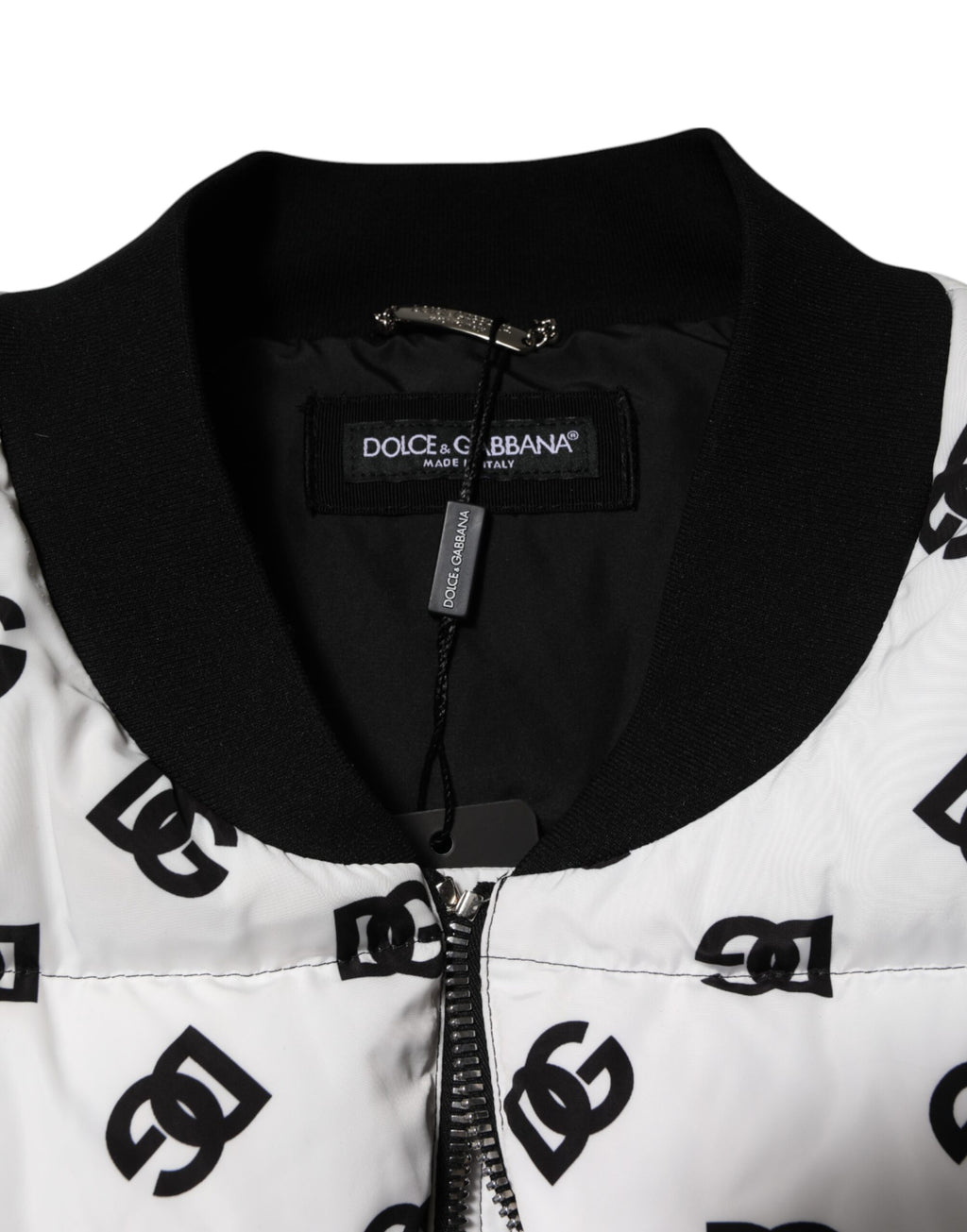 Veste matelassée blanche Dolce & Gabbana DG Monogram à fermeture éclair complète, visible en image.