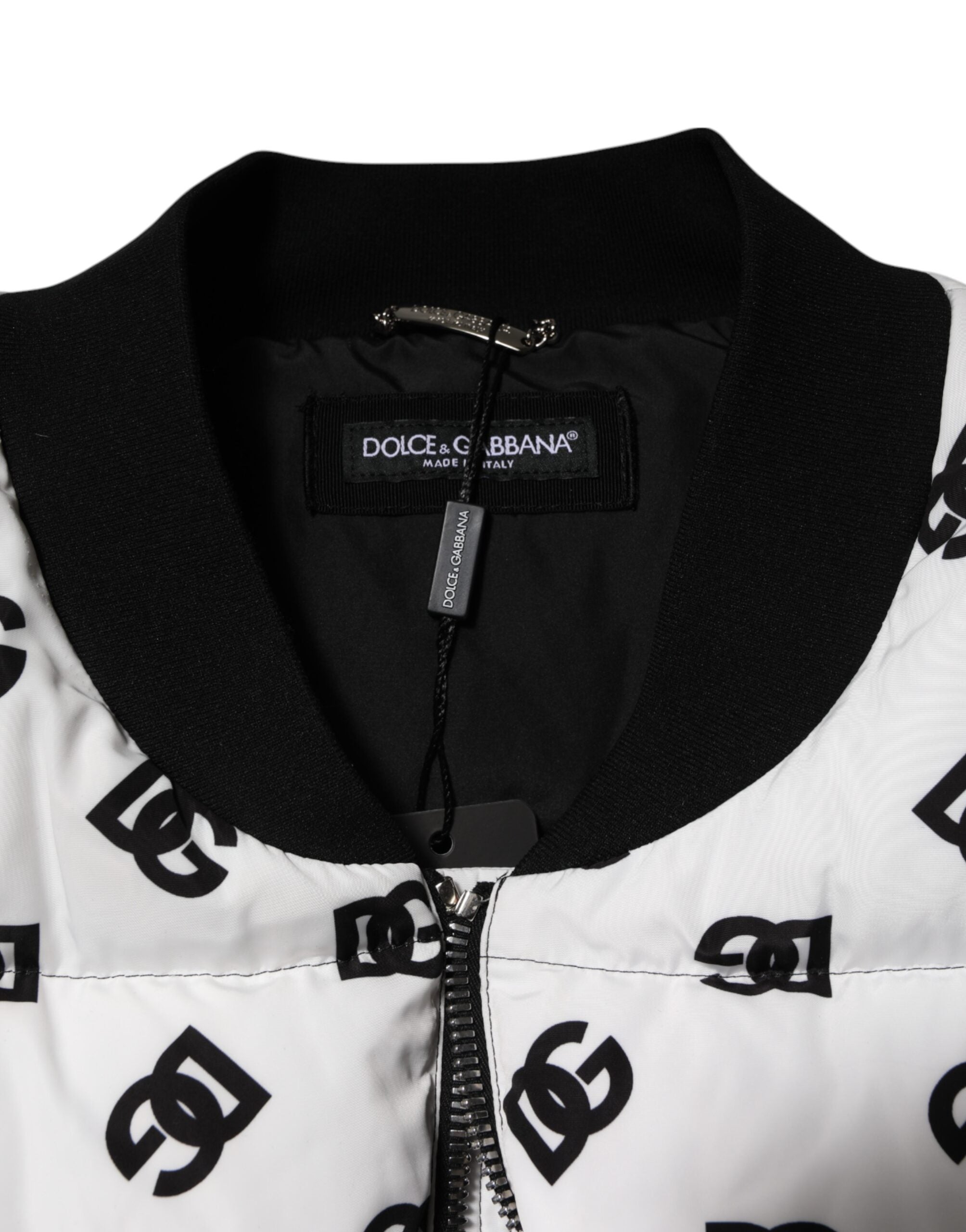 Veste matelassée blanche Dolce & Gabbana DG Monogram à fermeture éclair complète, visible en image.