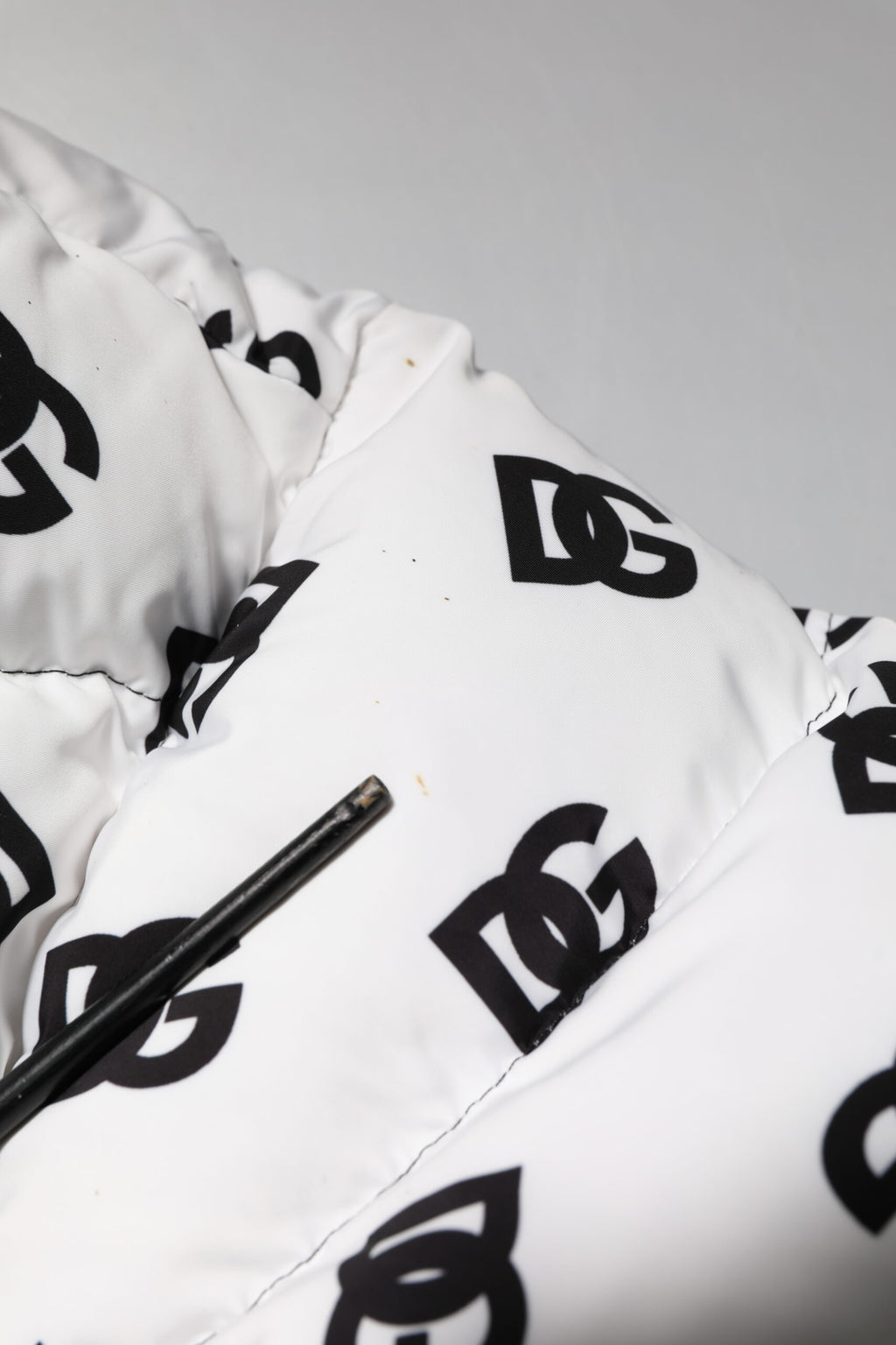 Veste matelassée blanche Dolce & Gabbana DG Monogram avec zip complet, mode élégante et tendance.