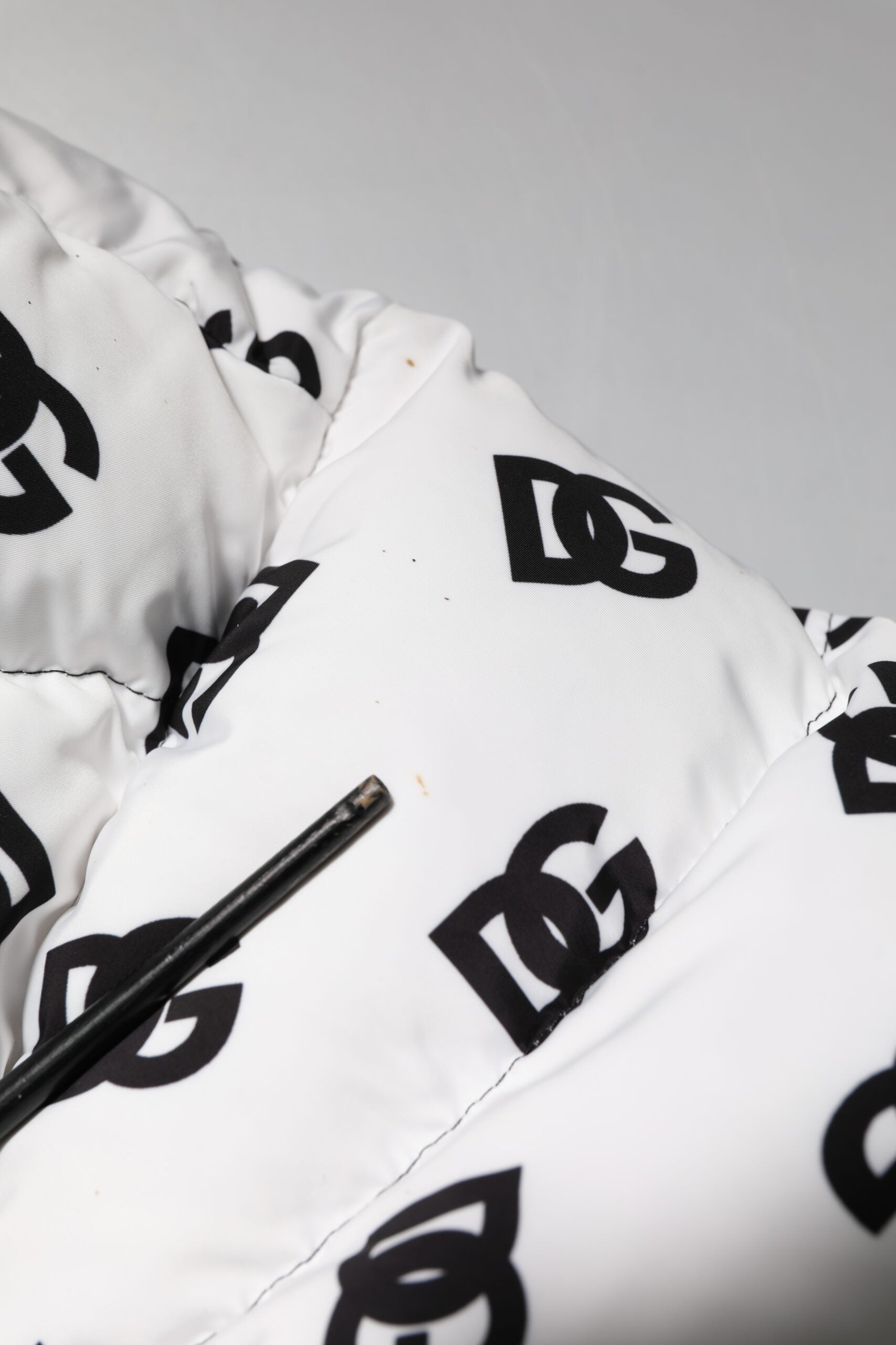 Veste matelassée blanche Dolce & Gabbana DG Monogram avec zip complet, mode élégante et tendance.
