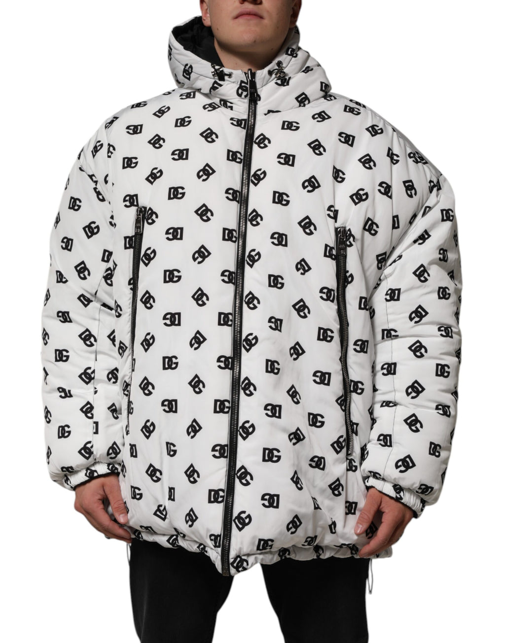 Veste en duvet blanche Dolce & Gabbana DG Monogram avec capuche, style matelassé et logo emblématique visible sur l'image.