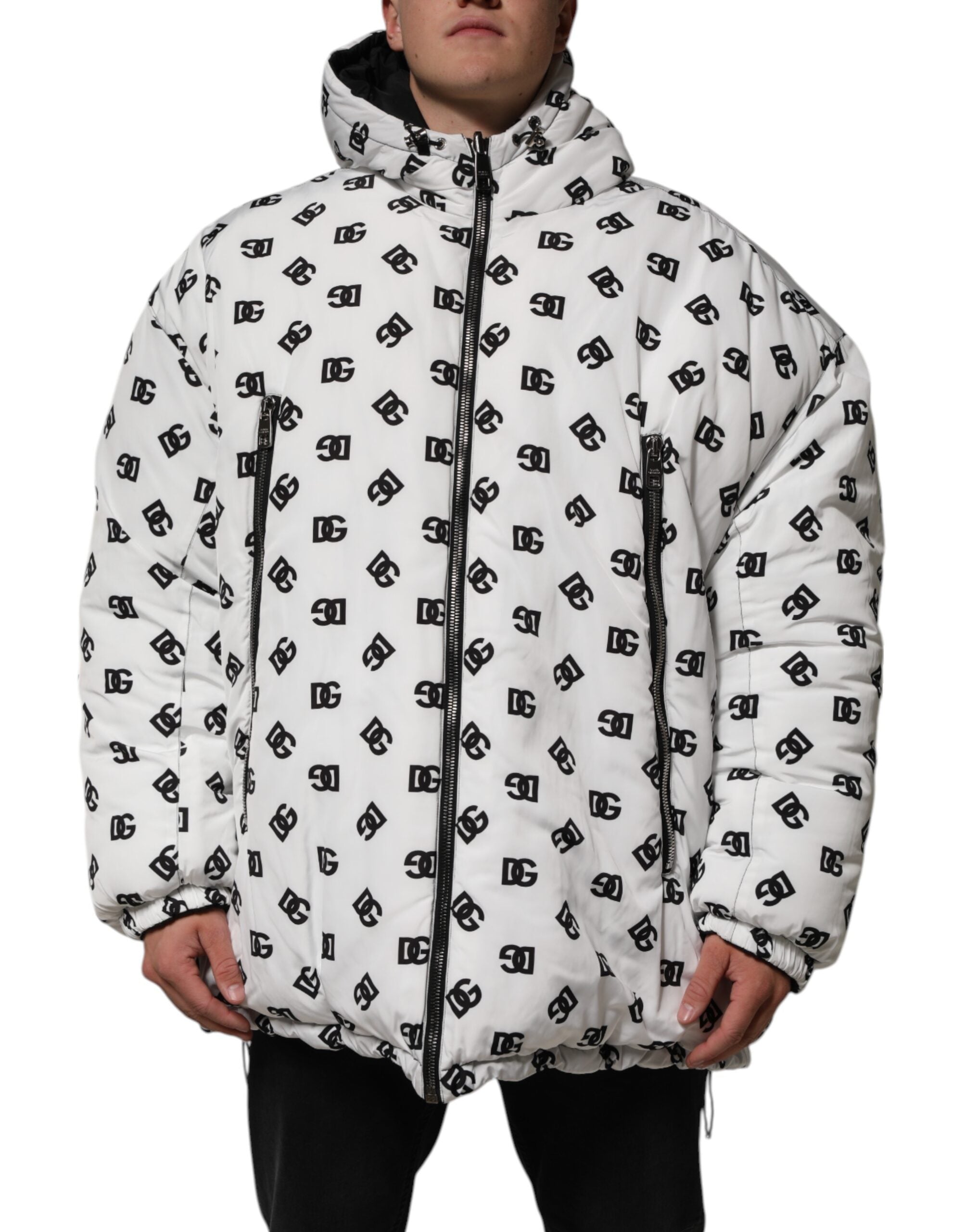Veste en duvet blanche Dolce & Gabbana DG Monogram avec capuche, style matelassé et logo emblématique visible sur l'image.