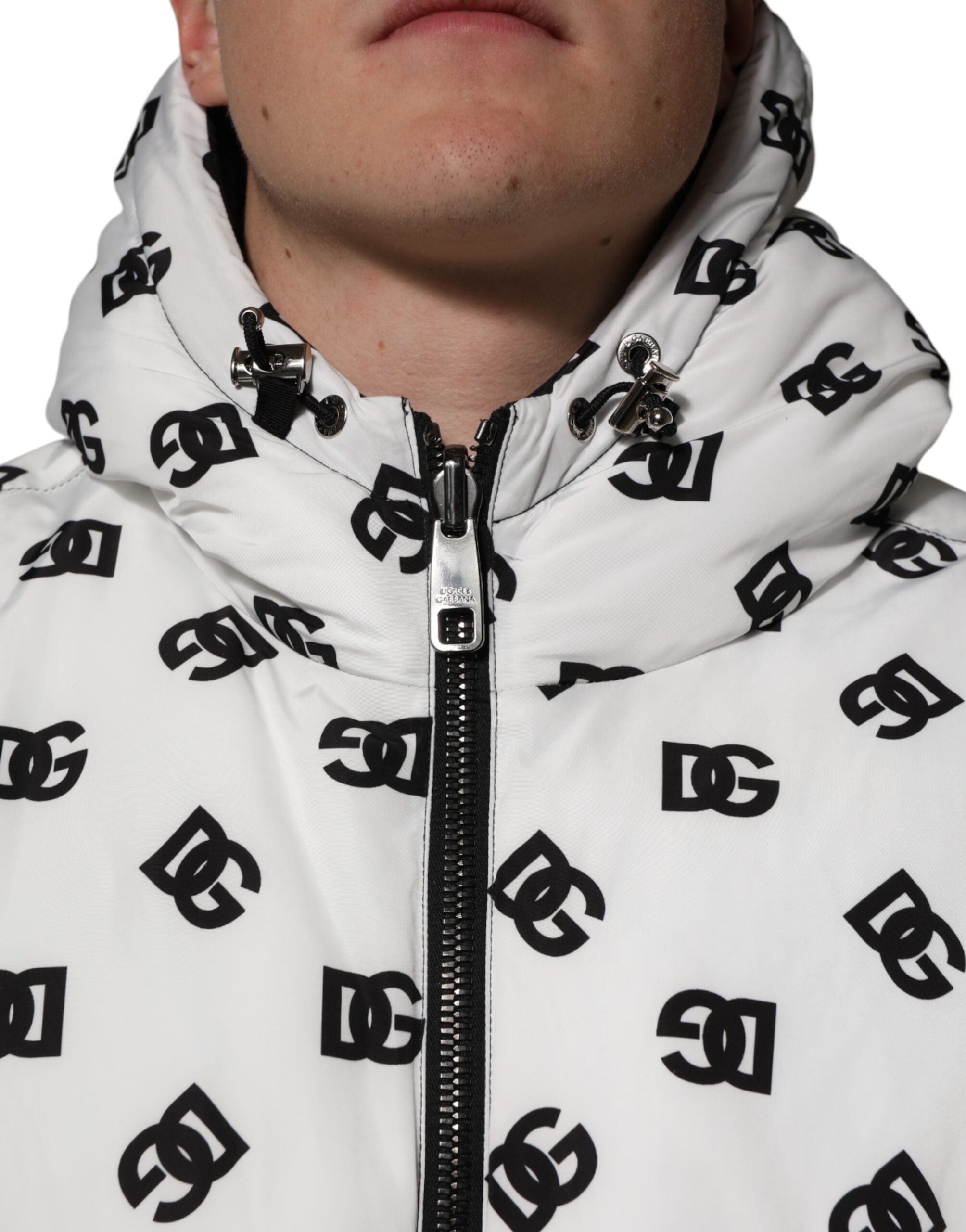Veste matelassée blanche Dolce & Gabbana DG Monogram avec capuche, style décontracté et élégant pour femmes.