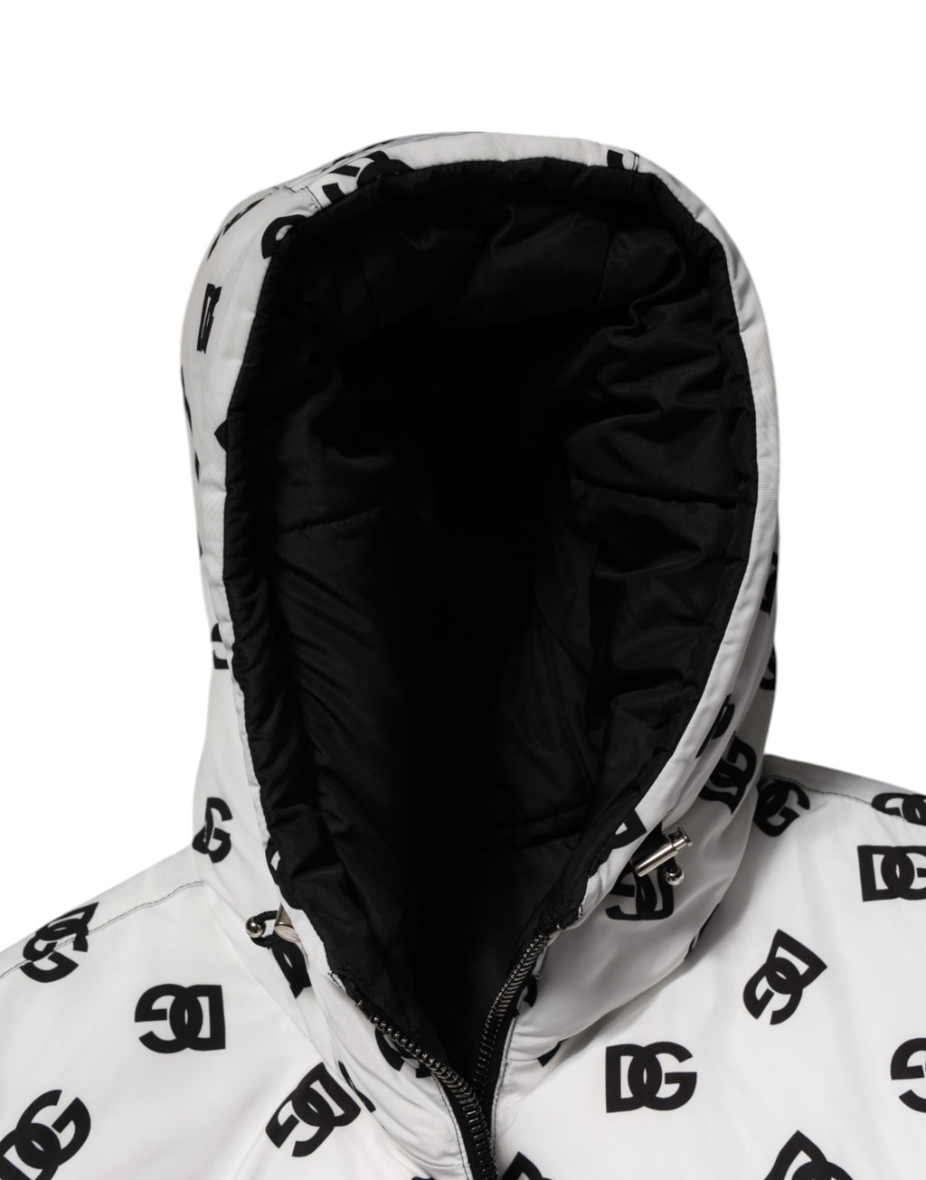 Veste matelassée blanche Dolce & Gabbana DG Monogram avec capuche, style chaud et tendance, visible avec détails du logo.