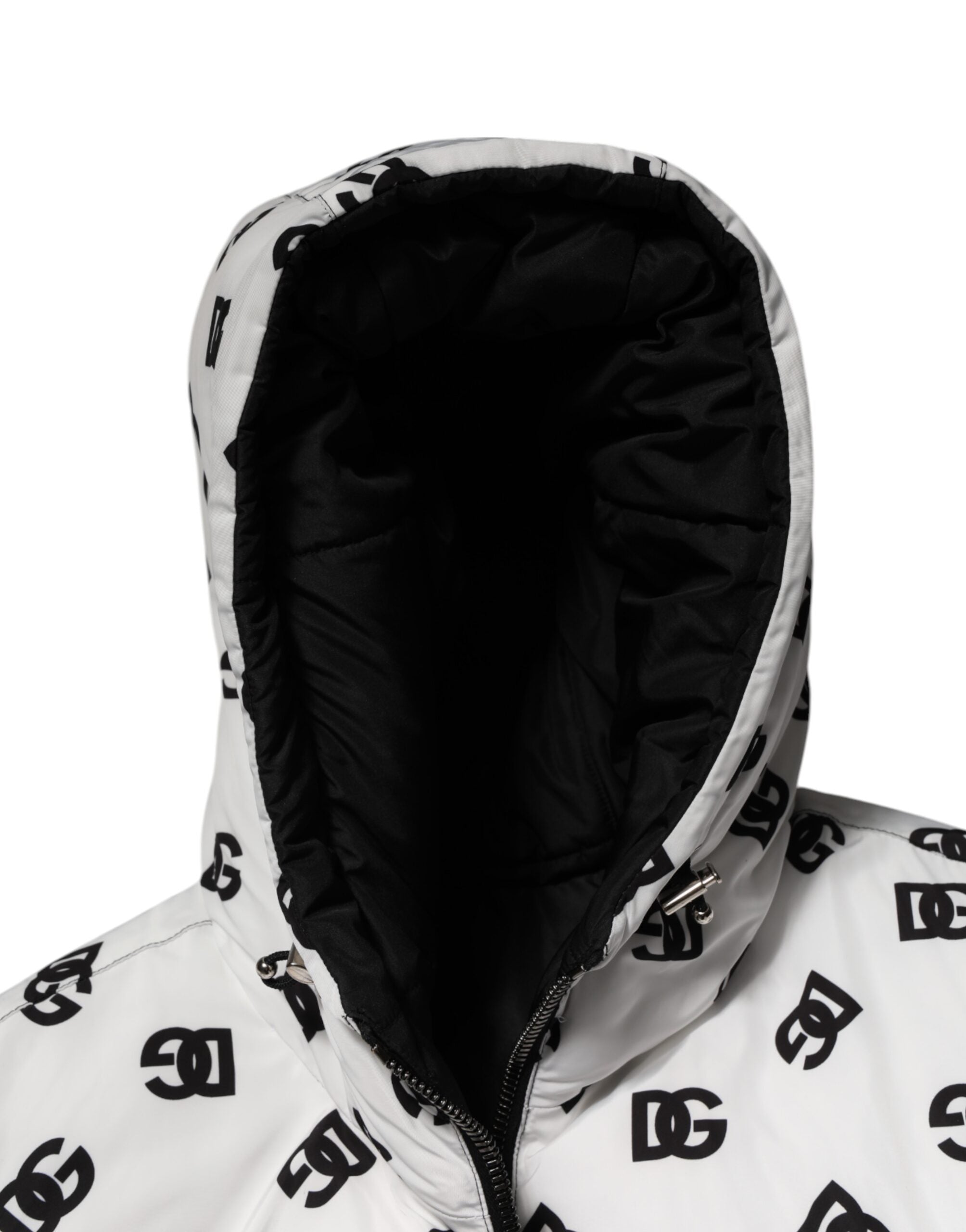 Veste matelassée blanche Dolce & Gabbana DG Monogram avec capuche, style chaud et tendance, visible avec détails du logo.