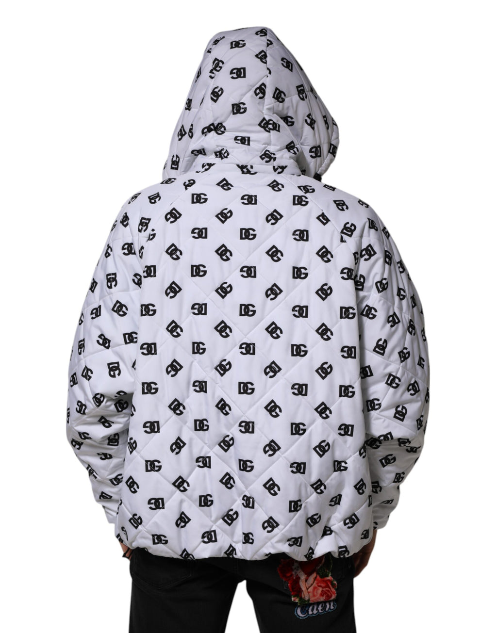 Veste matelassée blanche Dolce & Gabbana DG Monogram avec capuche, design élégant et logo emblématique visible sur l'image.