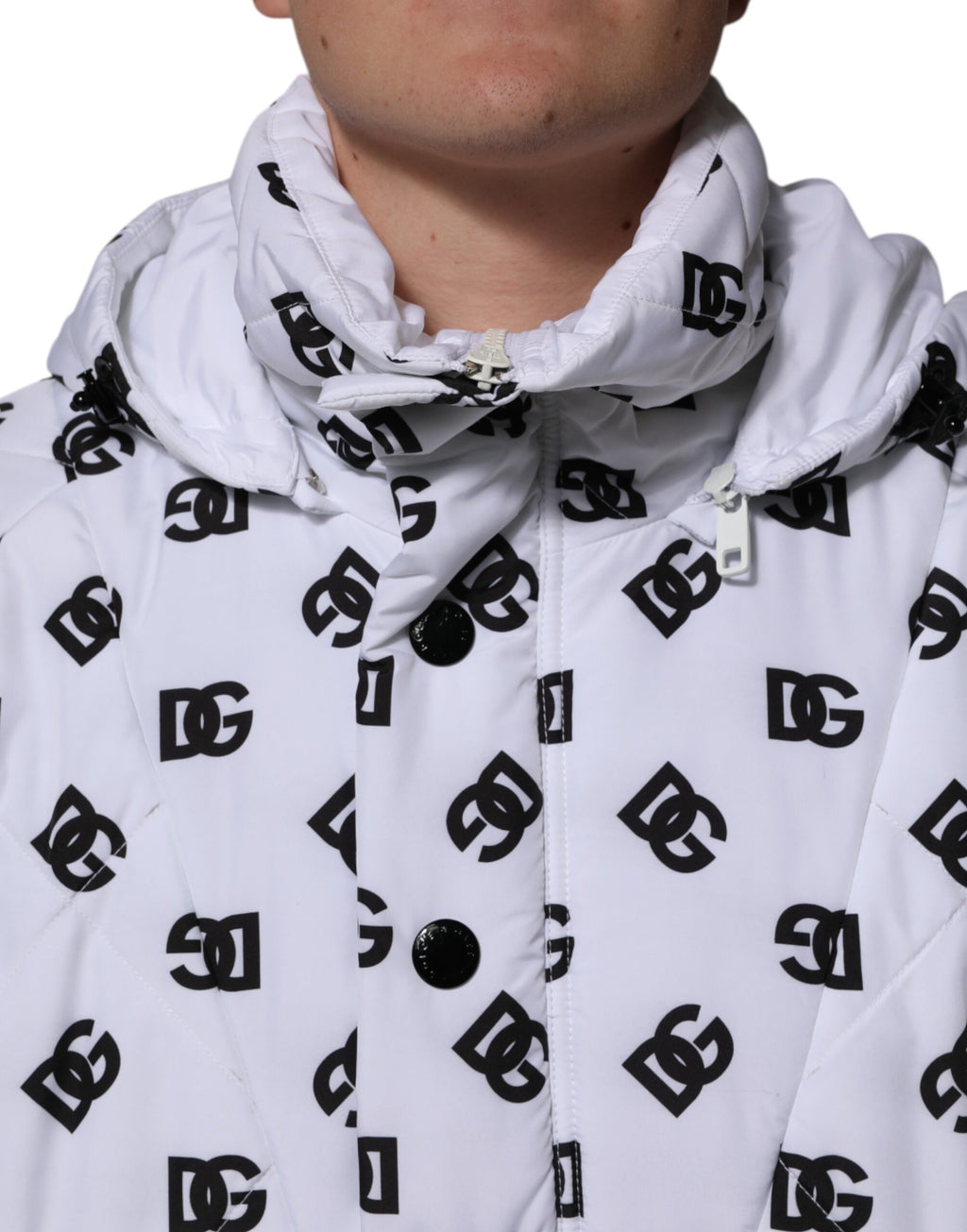 Veste matelassée blanche Dolce & Gabbana DG Monogram avec capuche, design élégant et couture de luxe.