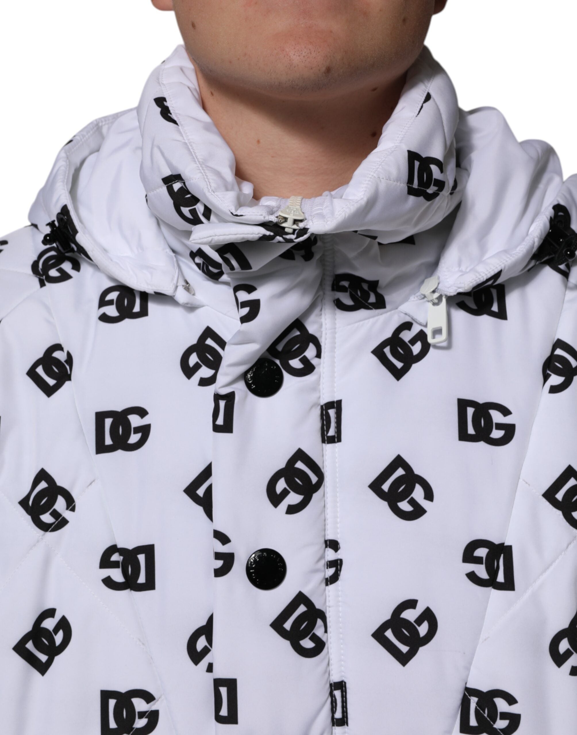 Veste matelassée blanche Dolce & Gabbana DG Monogram avec capuche, design élégant et couture de luxe.