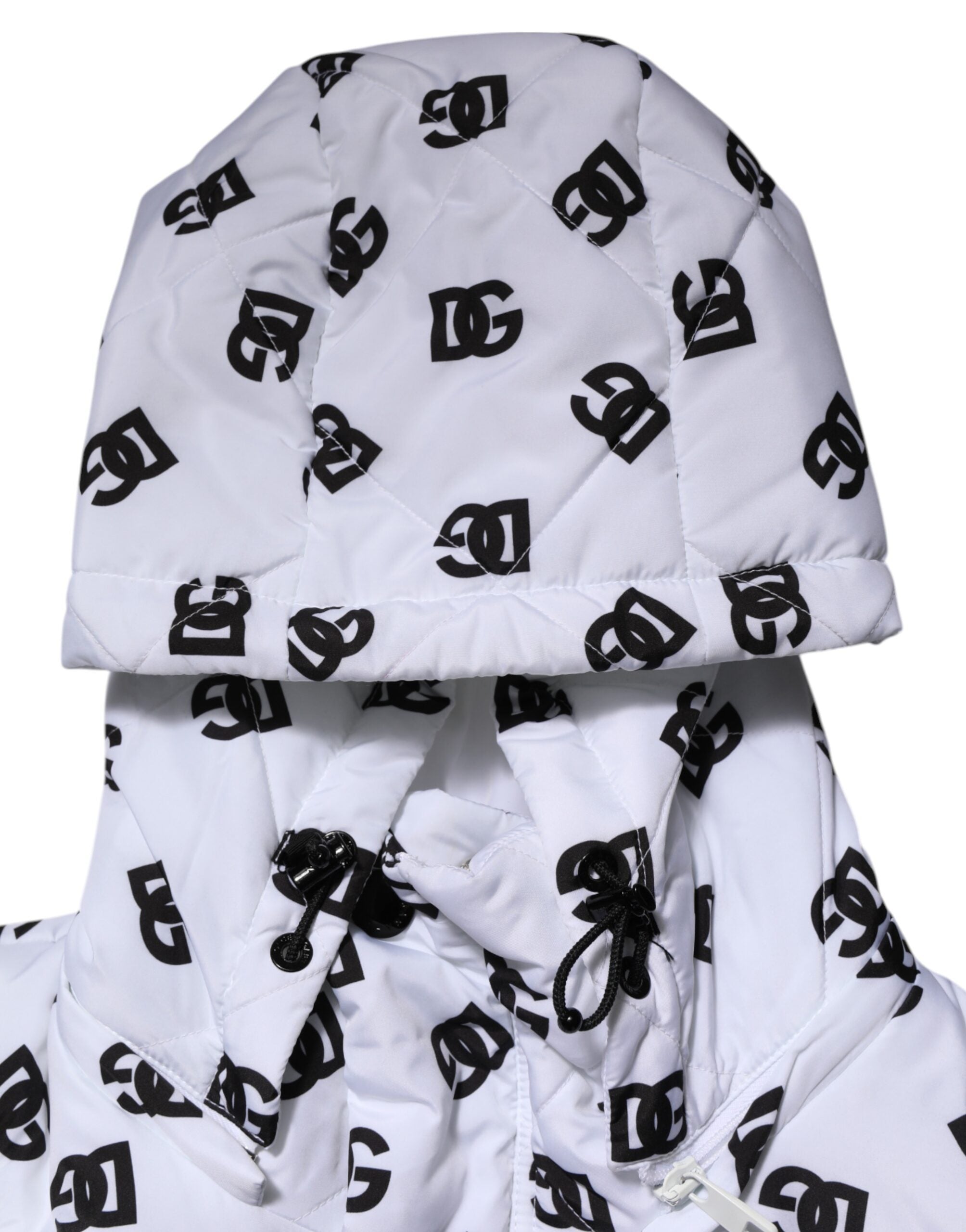 Veste matelassée blanche Dolce & Gabbana DG Monogram avec capuche, détails élégants et logo emblématique visible.