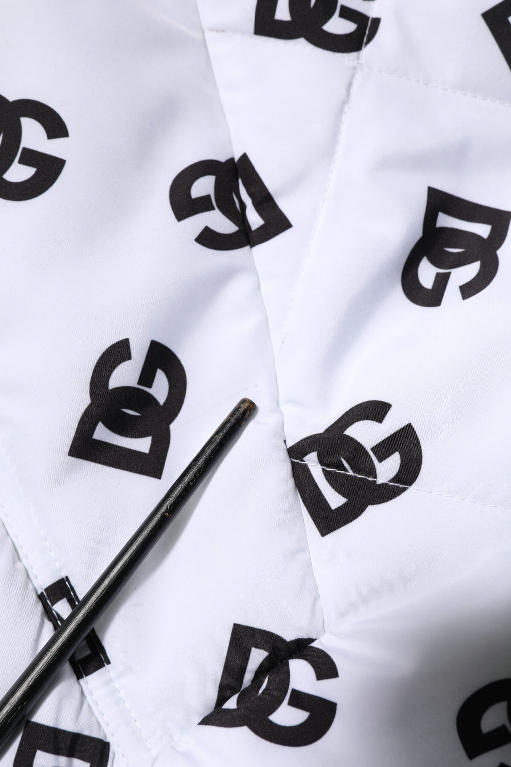 Veste matelassée blanche Dolce & Gabbana DG Monogram avec capuche et logo visible, style élégant et tendance.