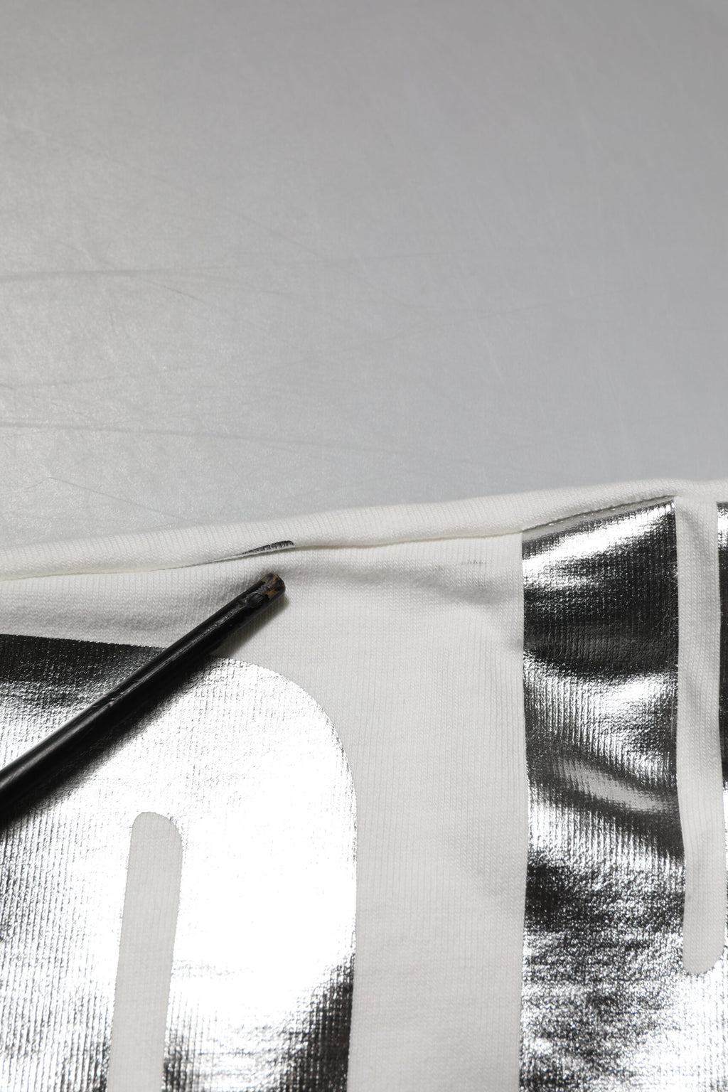 T-shirt blanc en coton à imprimé métallisé Dolce & Gabbana avec col rond, vue de face.