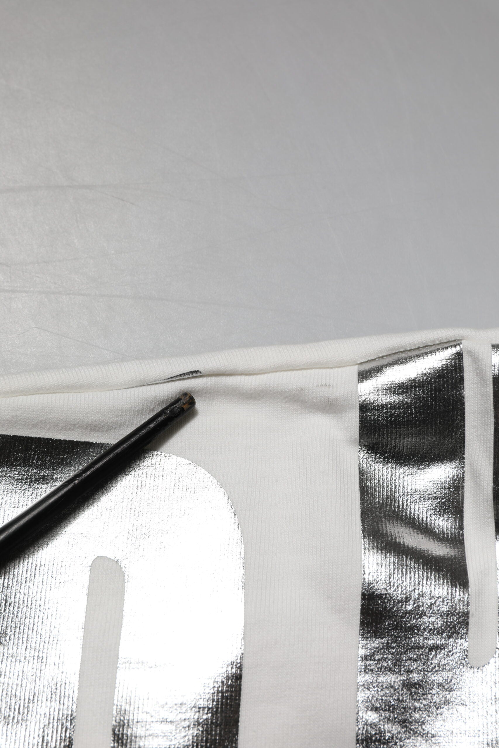 T-shirt blanc en coton à imprimé métallisé Dolce & Gabbana avec col rond, vue de face.