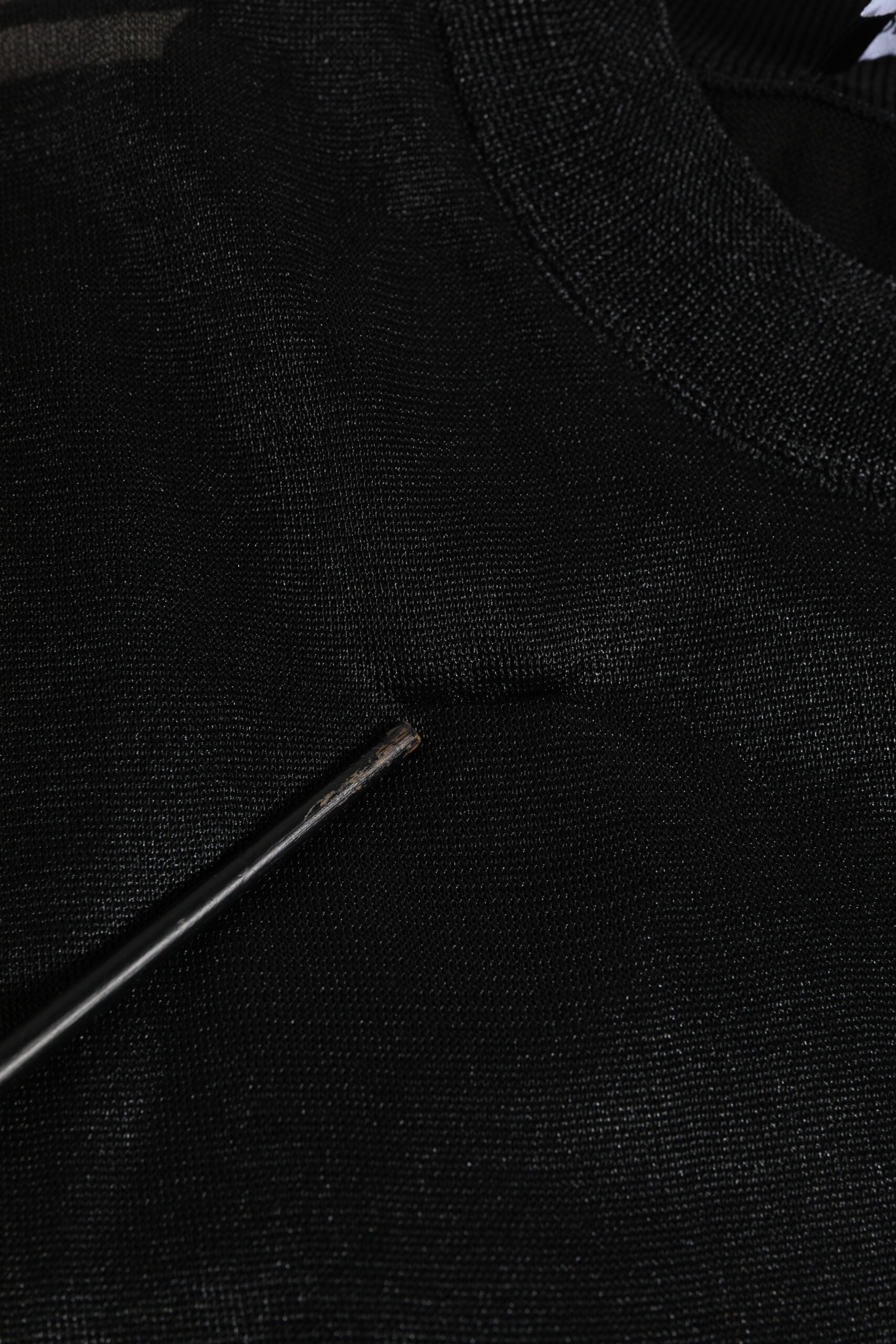 Sweatshirt Dolce & Gabbana noir en polyester, pull-over décontracté avec logo, porté sur un mannequin.