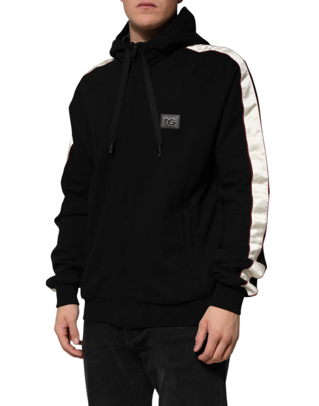 Pull Dolce & Gabbana en coton noir avec plaque, cardigan à manches longues et détails élégants, vue de face.