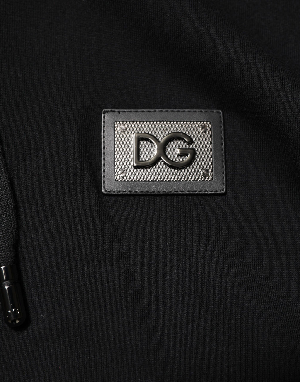 Pull Dolce & Gabbana en coton noir avec plaque, cardigan tendance, détail visible sur le devant, style élégant et décontracté.