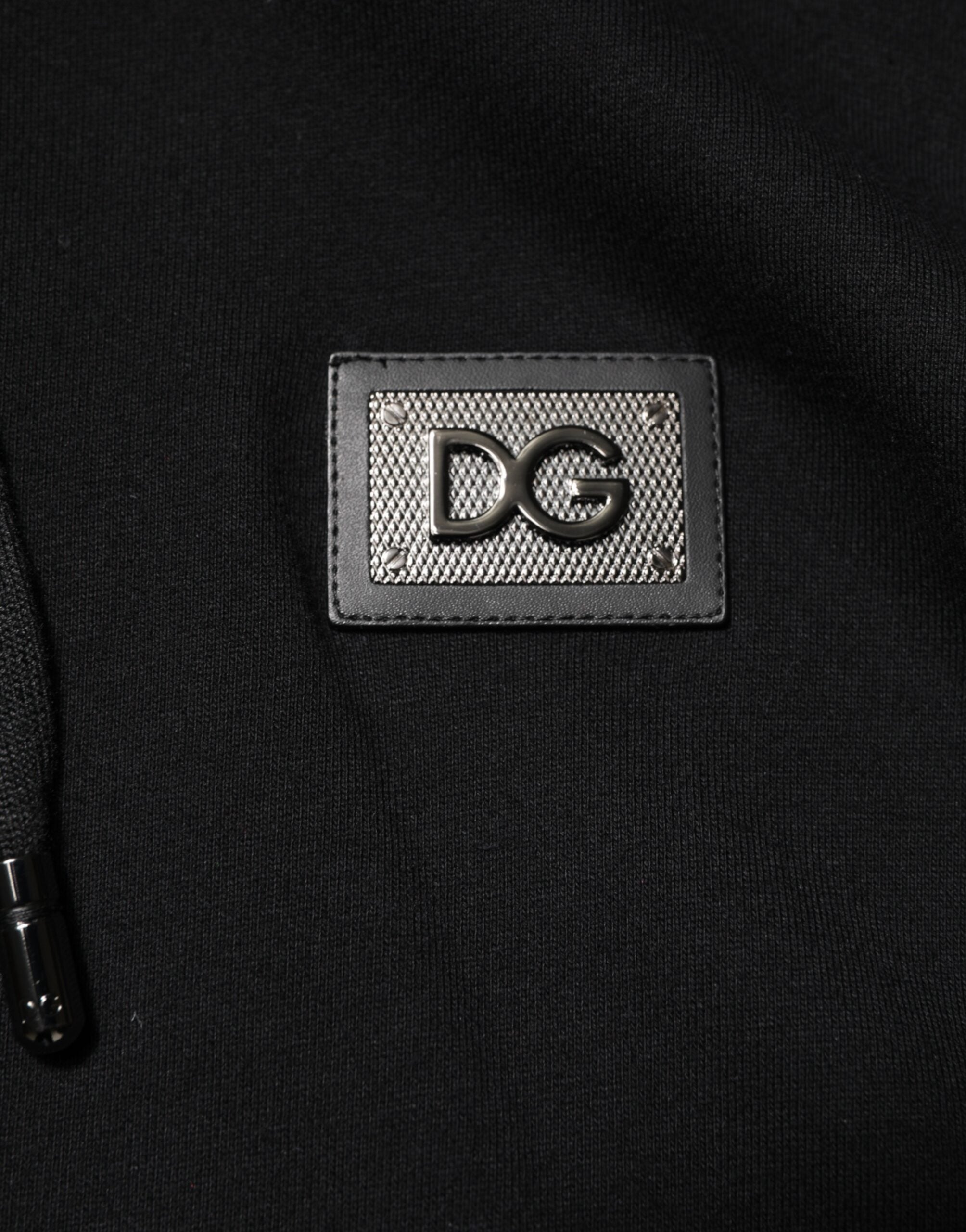 Pull Dolce & Gabbana en coton noir avec plaque, cardigan tendance, détail visible sur le devant, style élégant et décontracté.