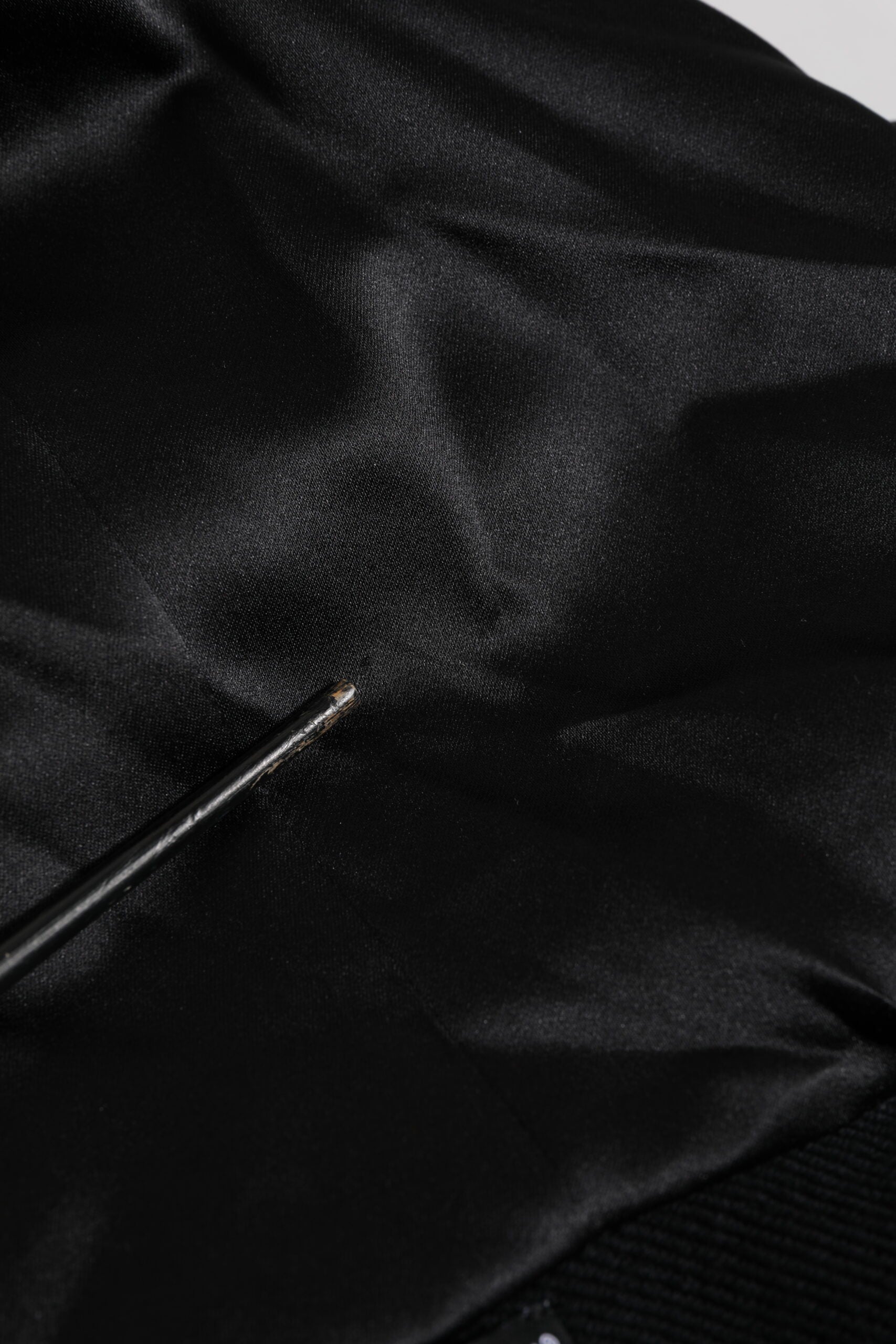 Pull Dolce & Gabbana en coton noir avec plaque, cardigan à manches longues, style décontracté et élégant.