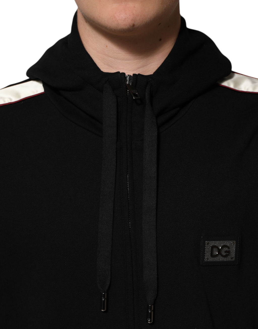 Pull Dolce & Gabbana en coton noir à plaque, cardigan tendance avec fermeture boutonnée, porté sur un mannequin.