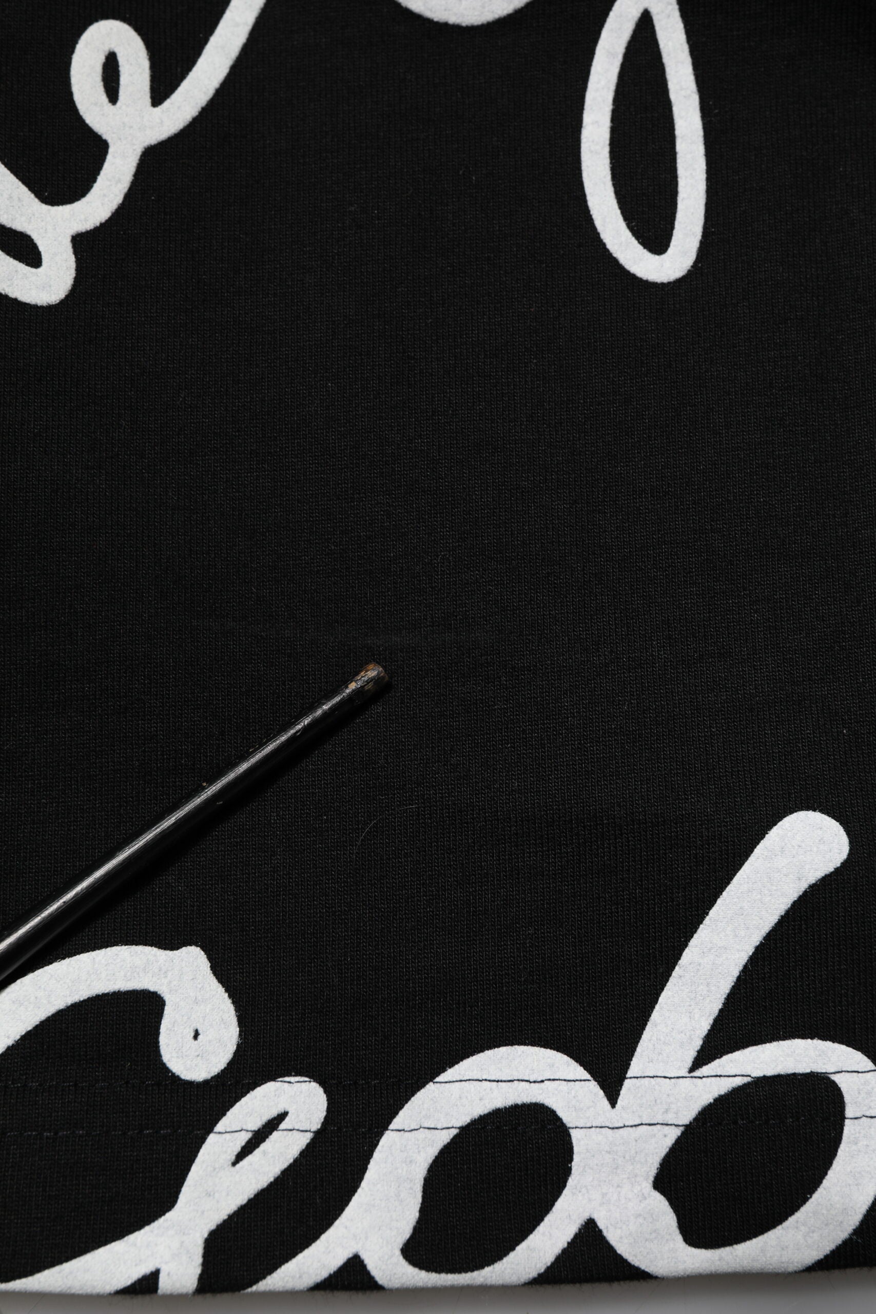T-shirt en coton noir Dolce & Gabbana avec logo imprimé, col rond, style décontracté et moderne.