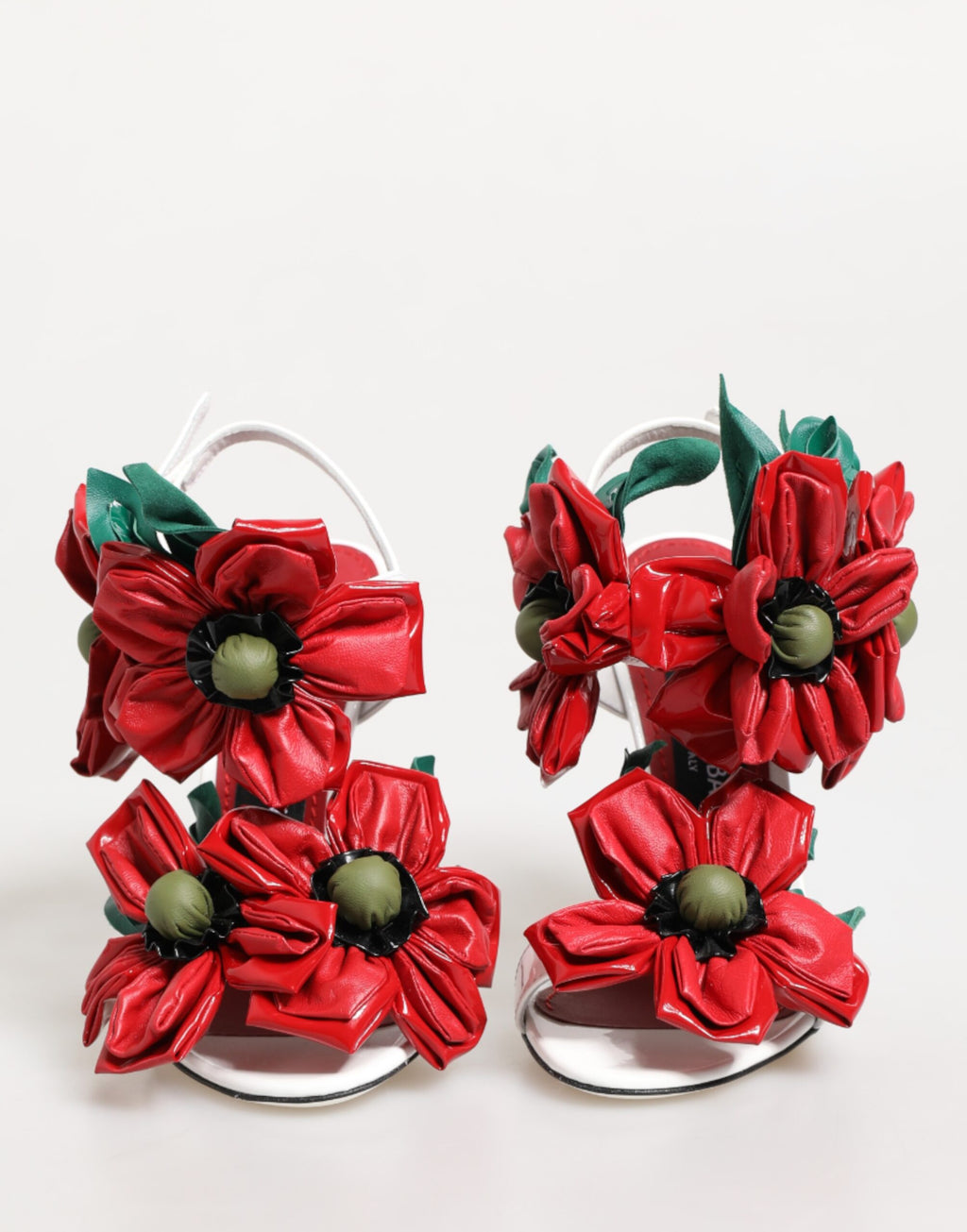 Sandales Dolce & Gabbana blanches avec détails floraux rouges, chaussures élégantes et raffinées pour femmes.