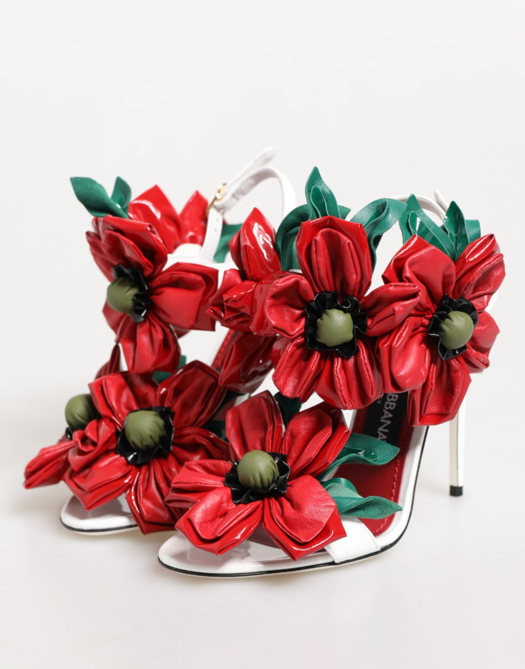 Sandales Dolce & Gabbana blanches avec détails floraux rouges, chaussures élégantes en cuir pour femmes.