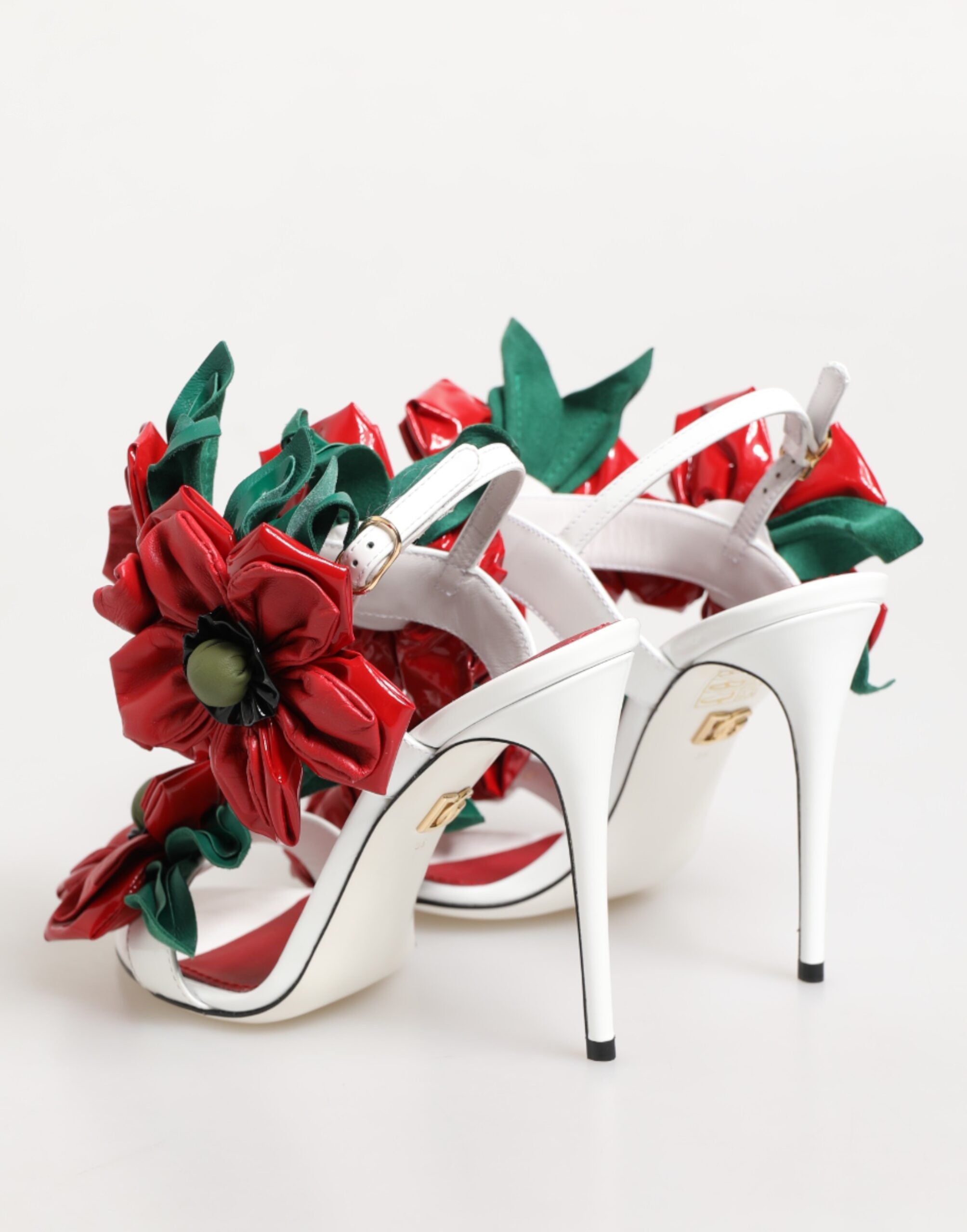 Sandales Dolce & Gabbana blanches avec détails floraux rouges, chaussures élégantes en cuir pour femmes.