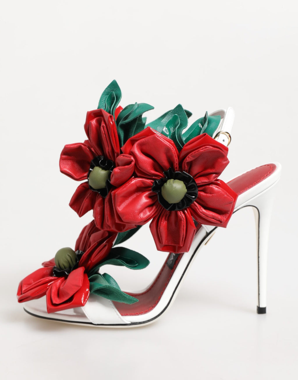 Sandales Dolce & Gabbana blanches avec détails floraux rouges, style élégant et sophistiqué, chaussure d'été pour femmes.