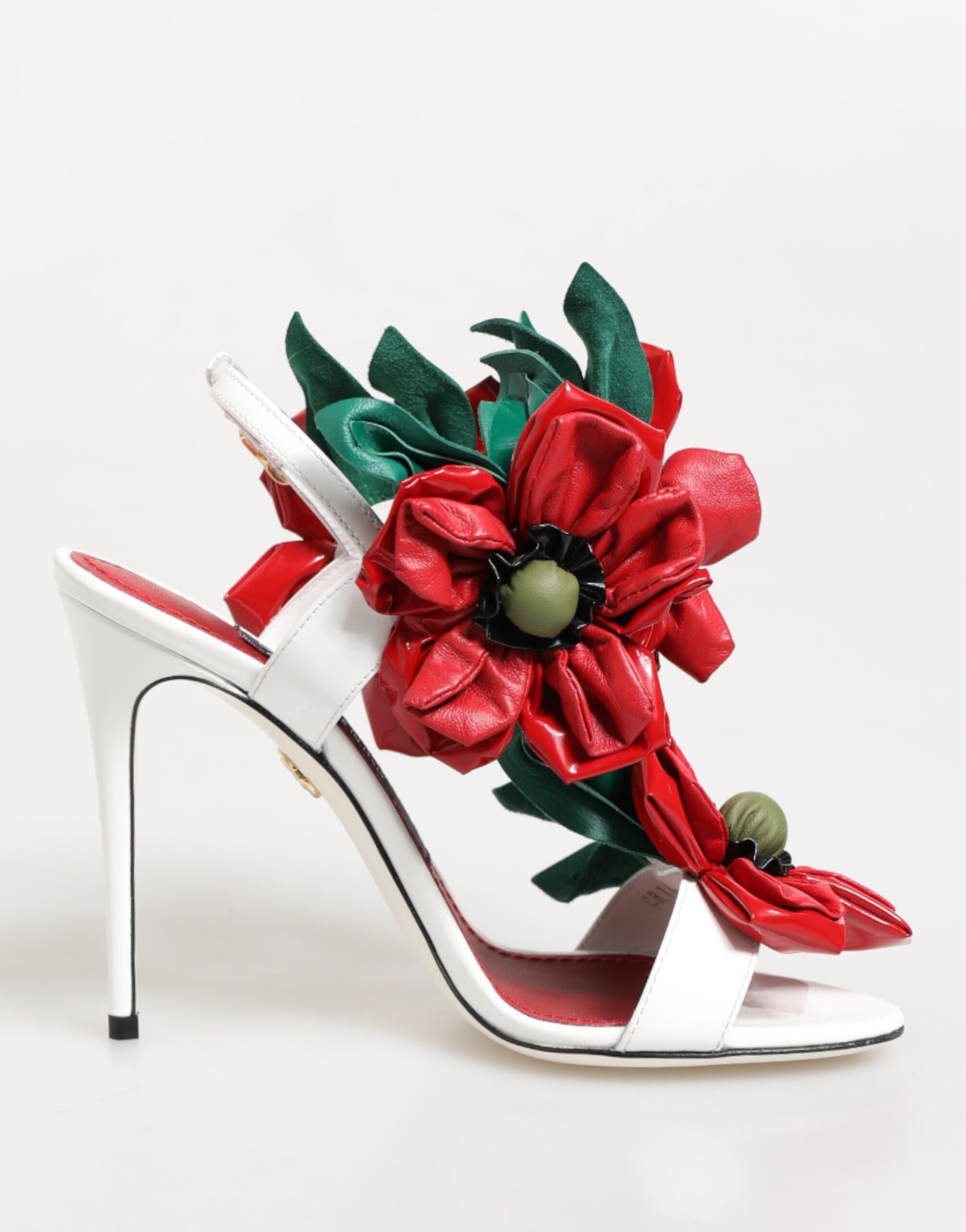 Sandales Dolce & Gabbana blanches avec détails floraux rouges, chaussures élégantes pour femmes.