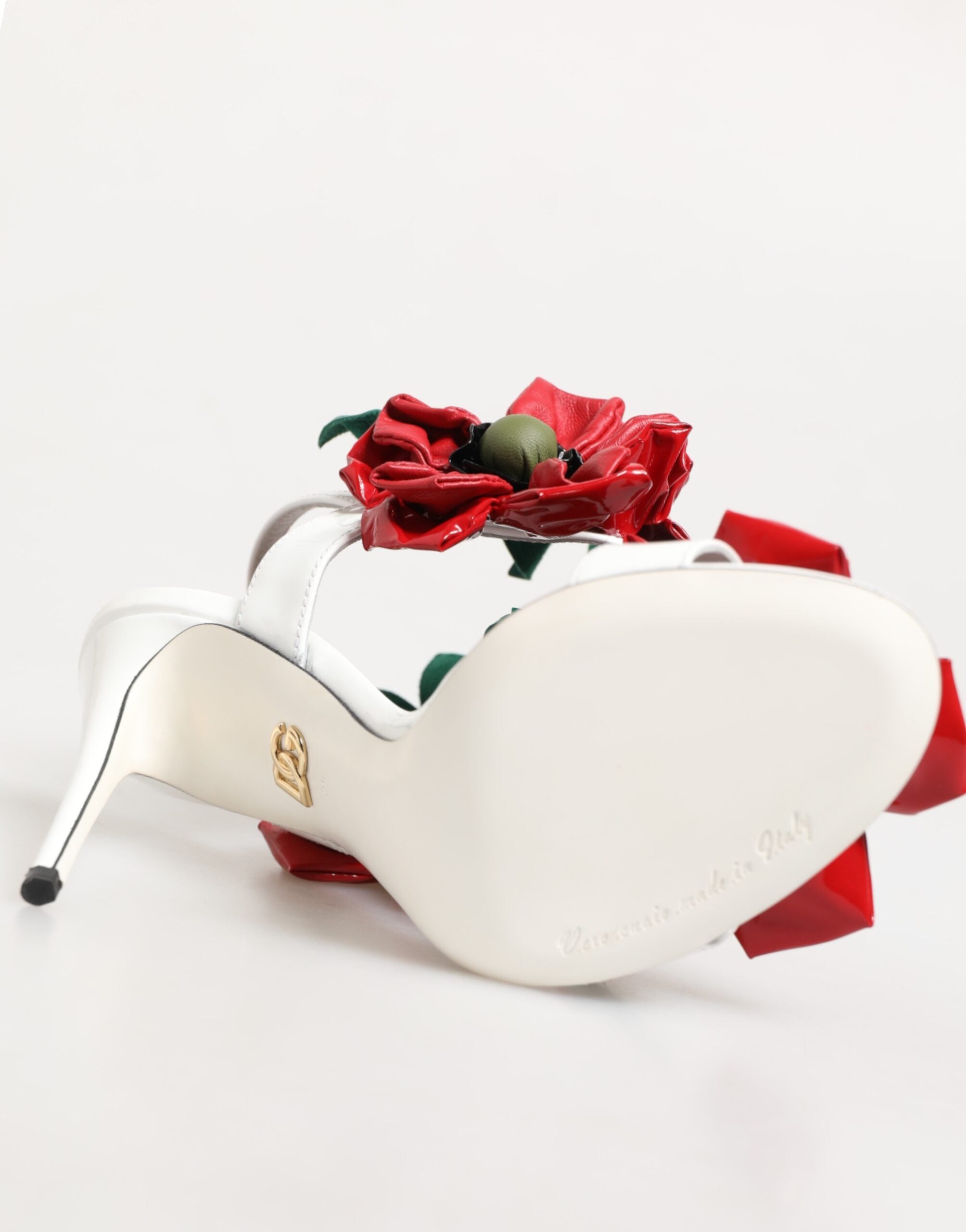 Sandales Dolce & Gabbana blanches avec détails floraux rouges et motifs colorés, chaussures élégantes pour femmes.