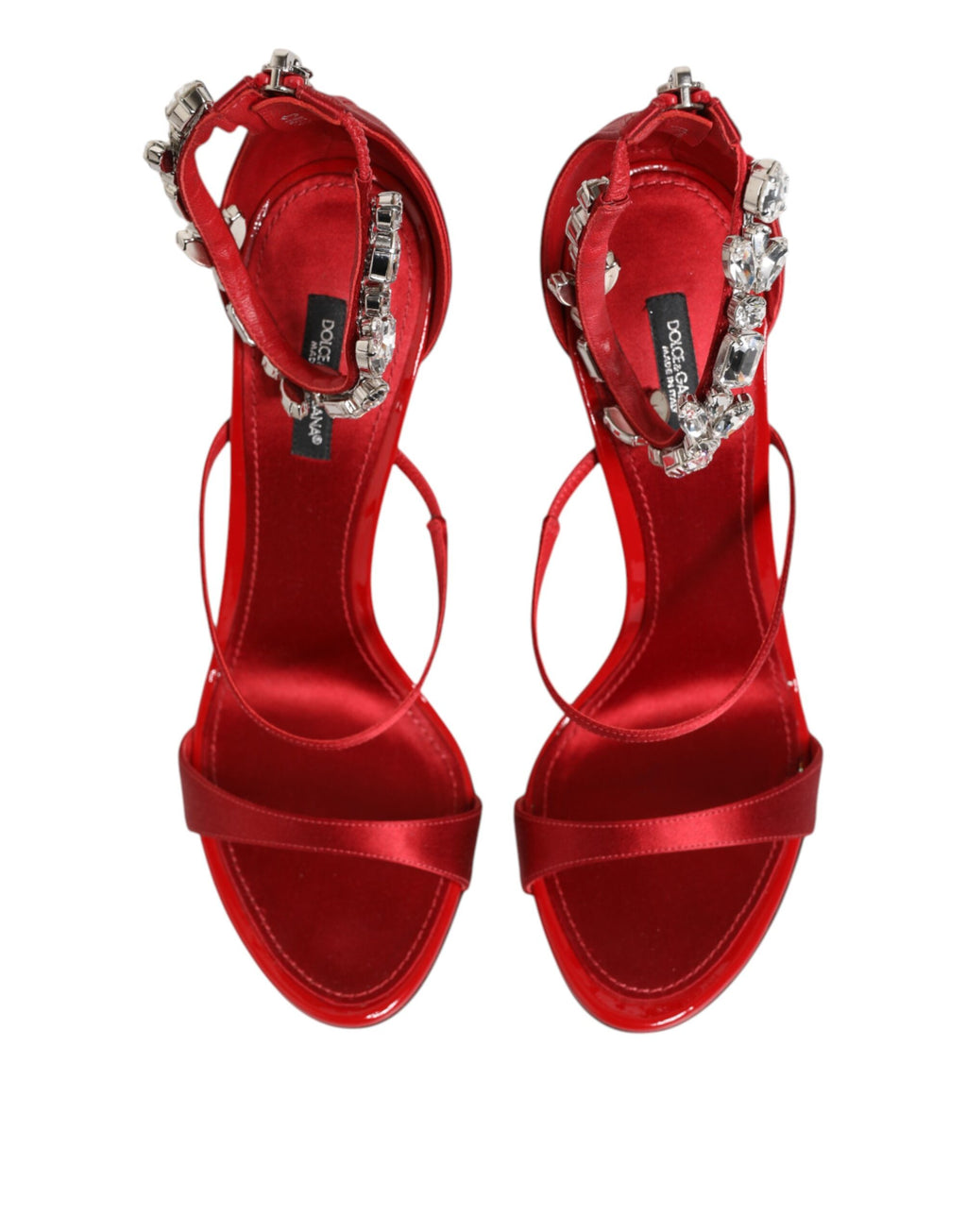 Sandales à talons rouges en satin avec cristaux, modèle Keira de Dolce & Gabbana, chaussures élégantes et raffinées.
