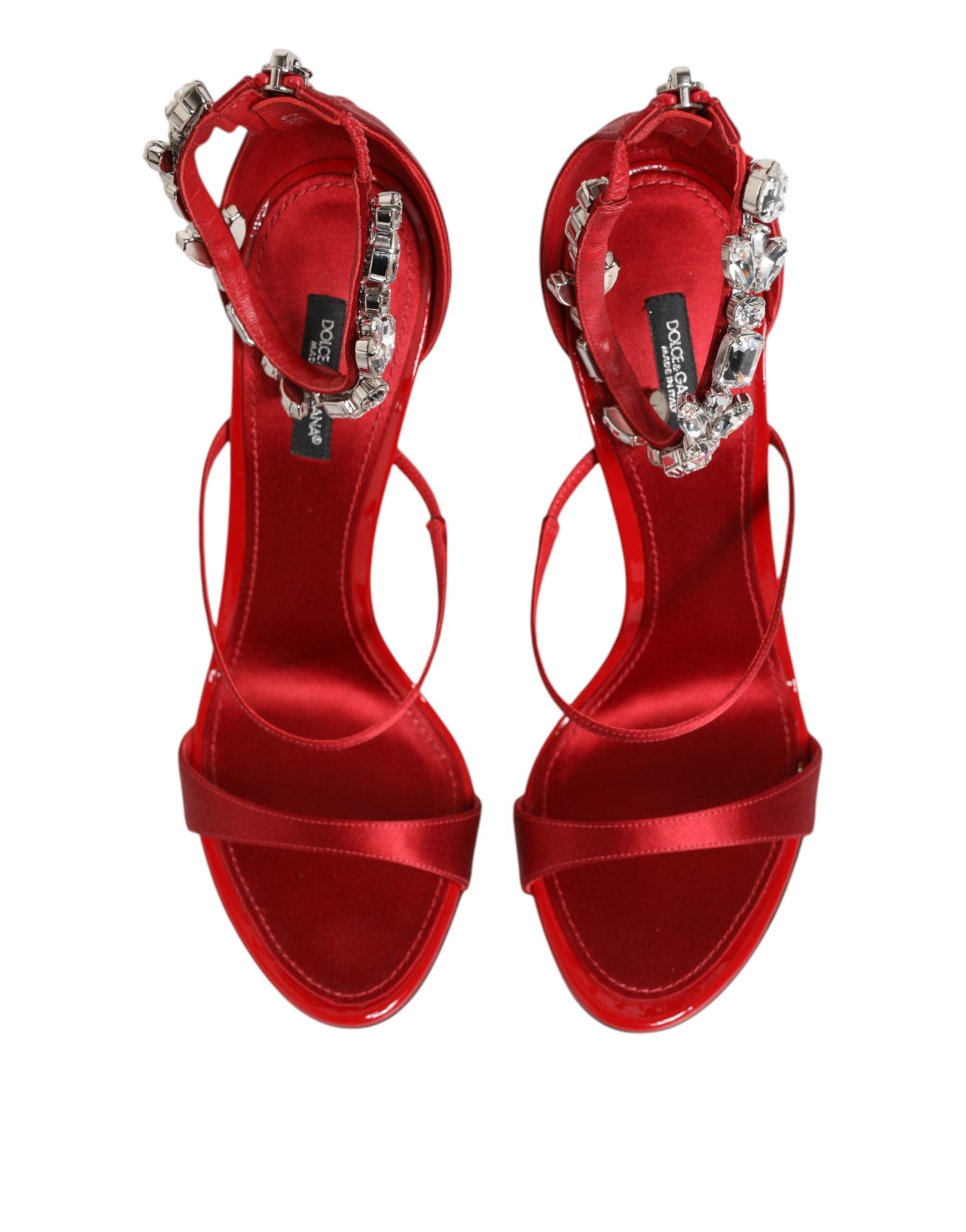 Sandales à talons rouges en satin avec cristaux, modèle Keira de Dolce & Gabbana, chaussures élégantes et raffinées.