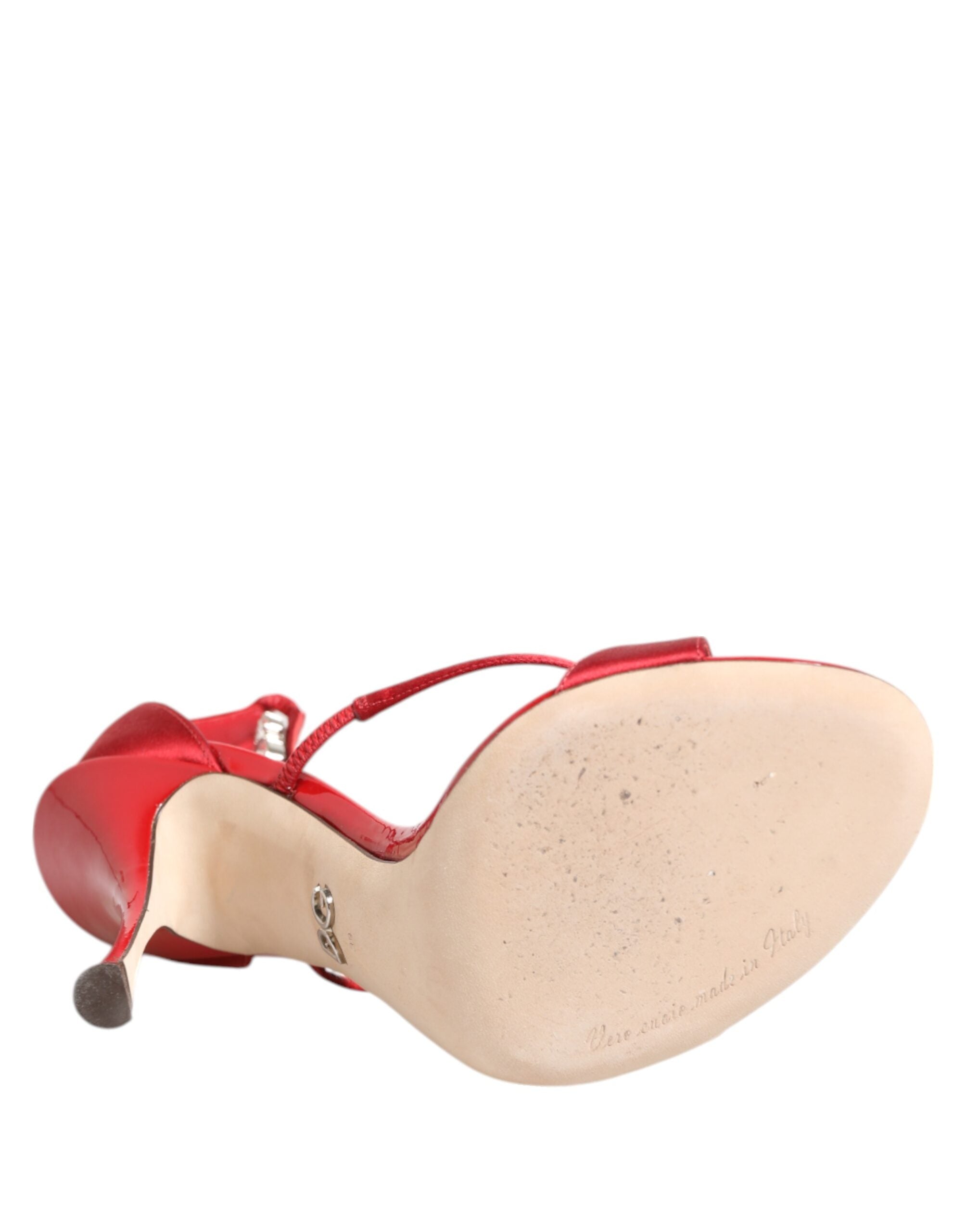 Sandales à talons Dolce & Gabbana Keira en satin rouge ornées de cristaux, chaussure élégante pour femmes.