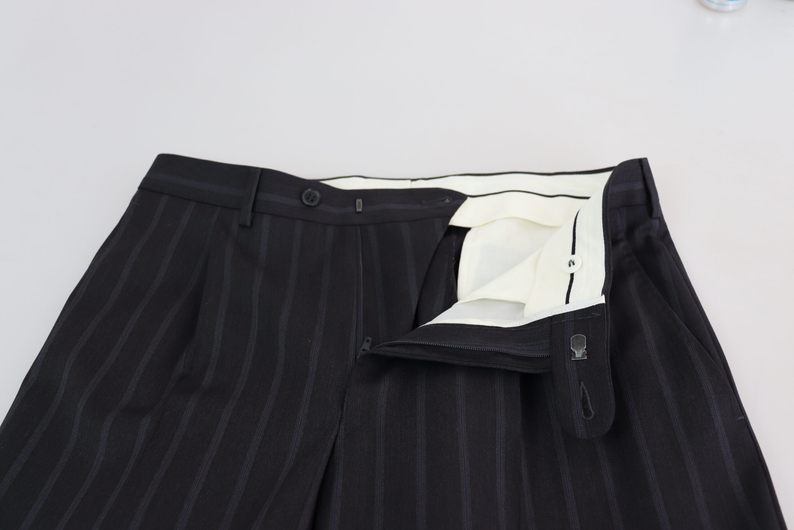 Pantalon formel en laine mélangée gris de Dolce & Gabbana, style élégant, vue de face avec détails de couture.