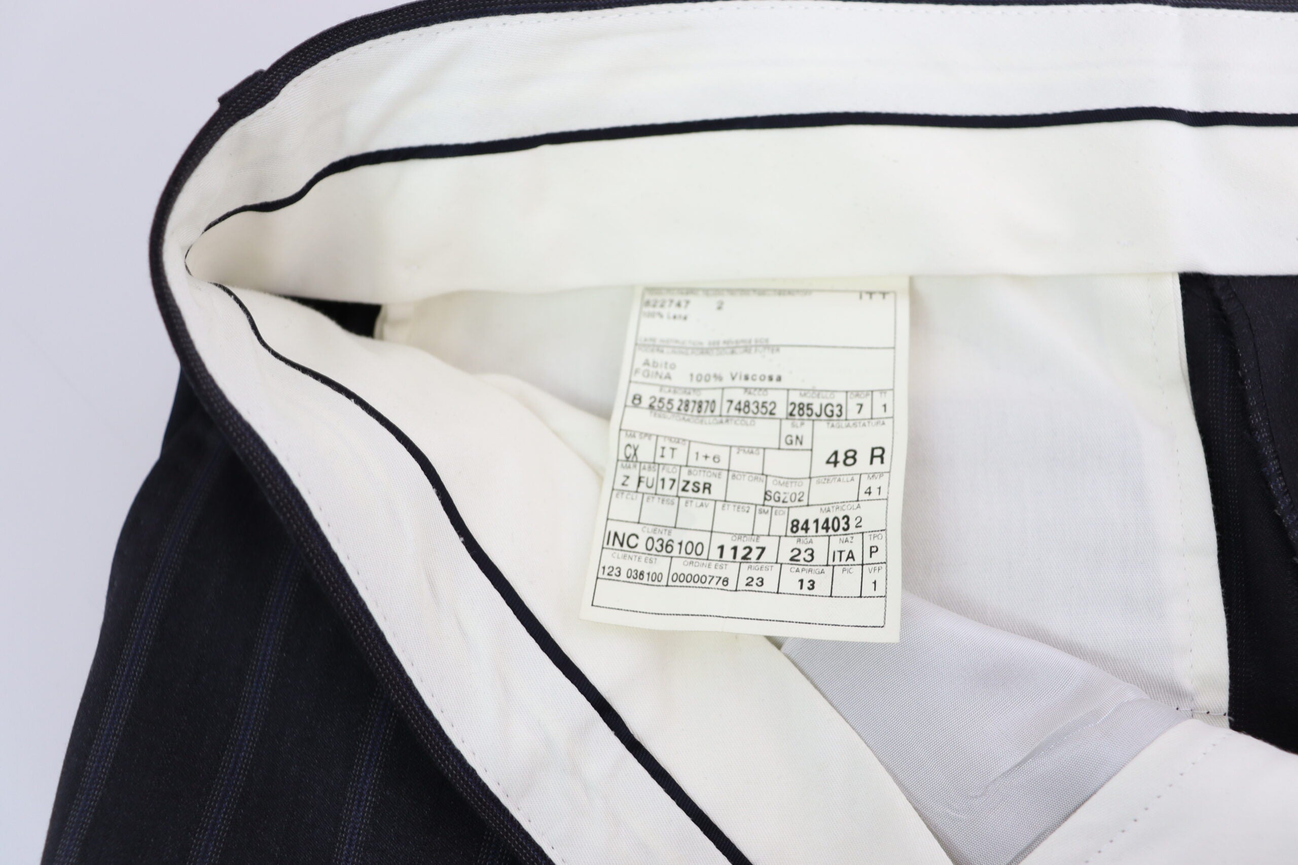 Pantalon formel en laine mélangée gris de Dolce & Gabbana, coupe élégante pour homme.