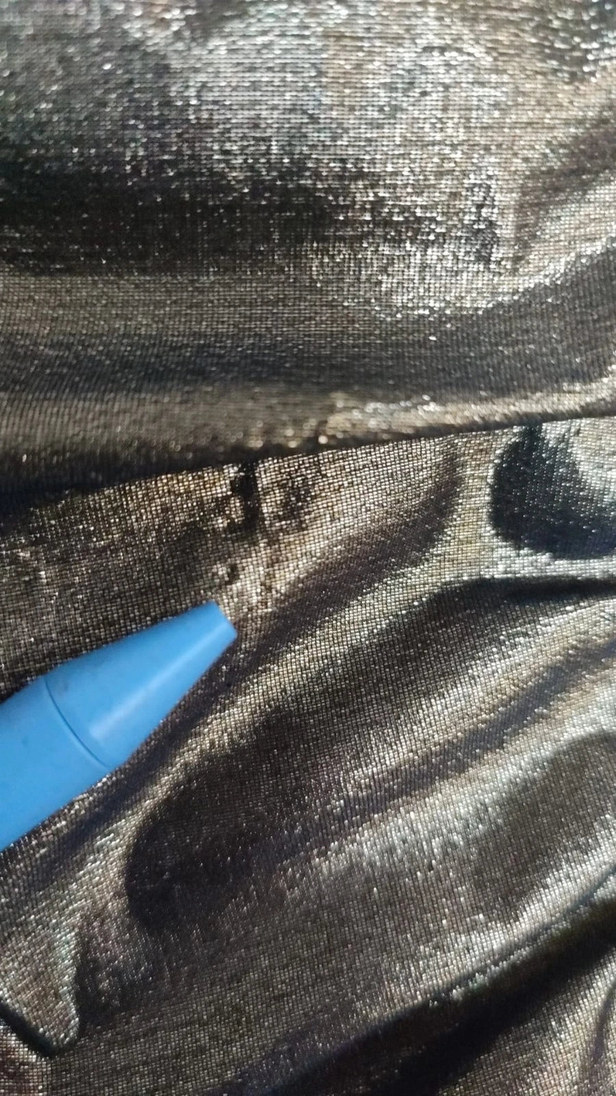 Robe moulante dorée en métal stretch avec fronces, conçue par Dolce & Gabbana, pour une silhouette élégante et sophistiquée.