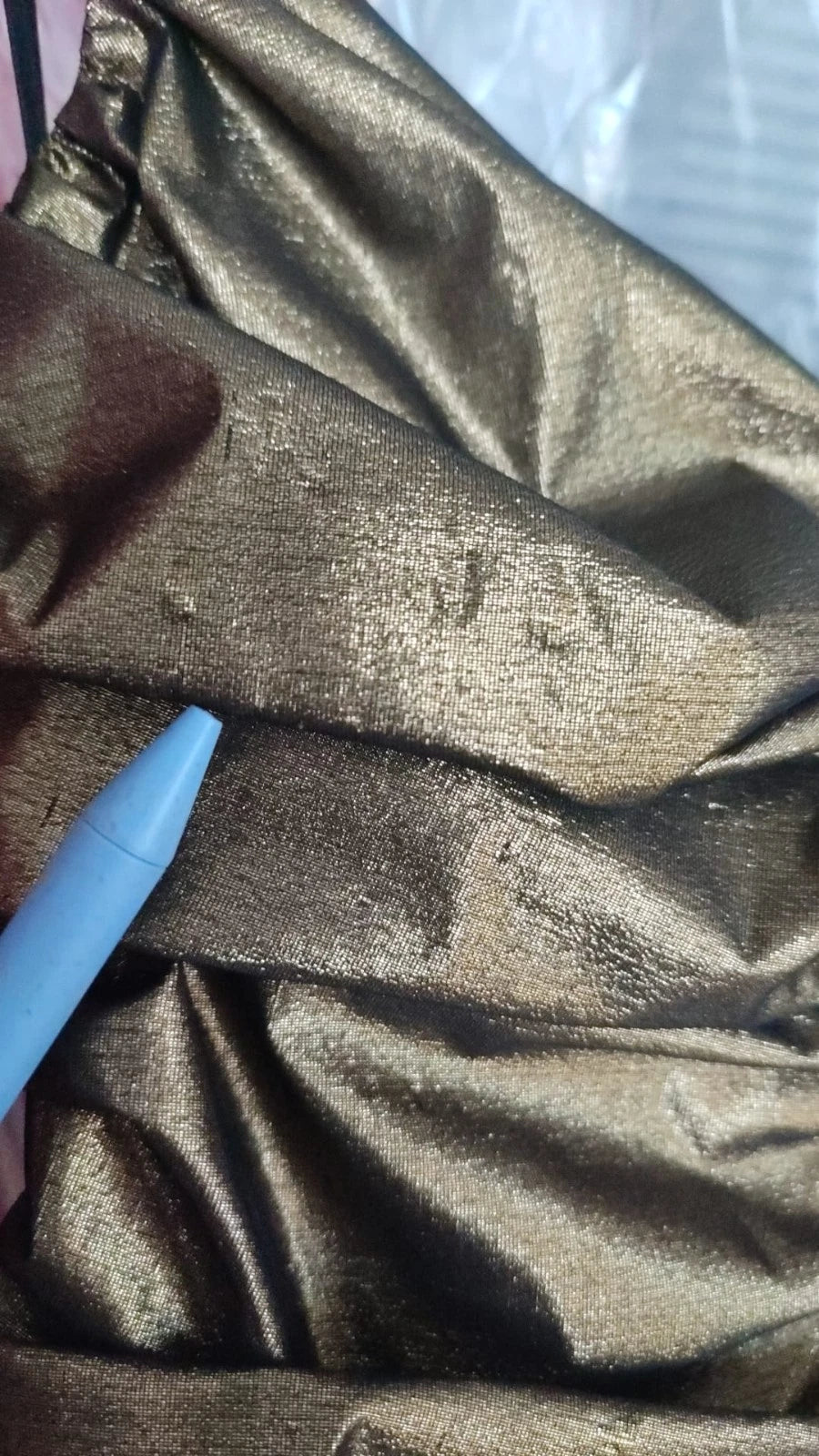 Robe moulante dorée en métal stretch avec drapé froncé de Dolce & Gabbana, élégante et brillante.