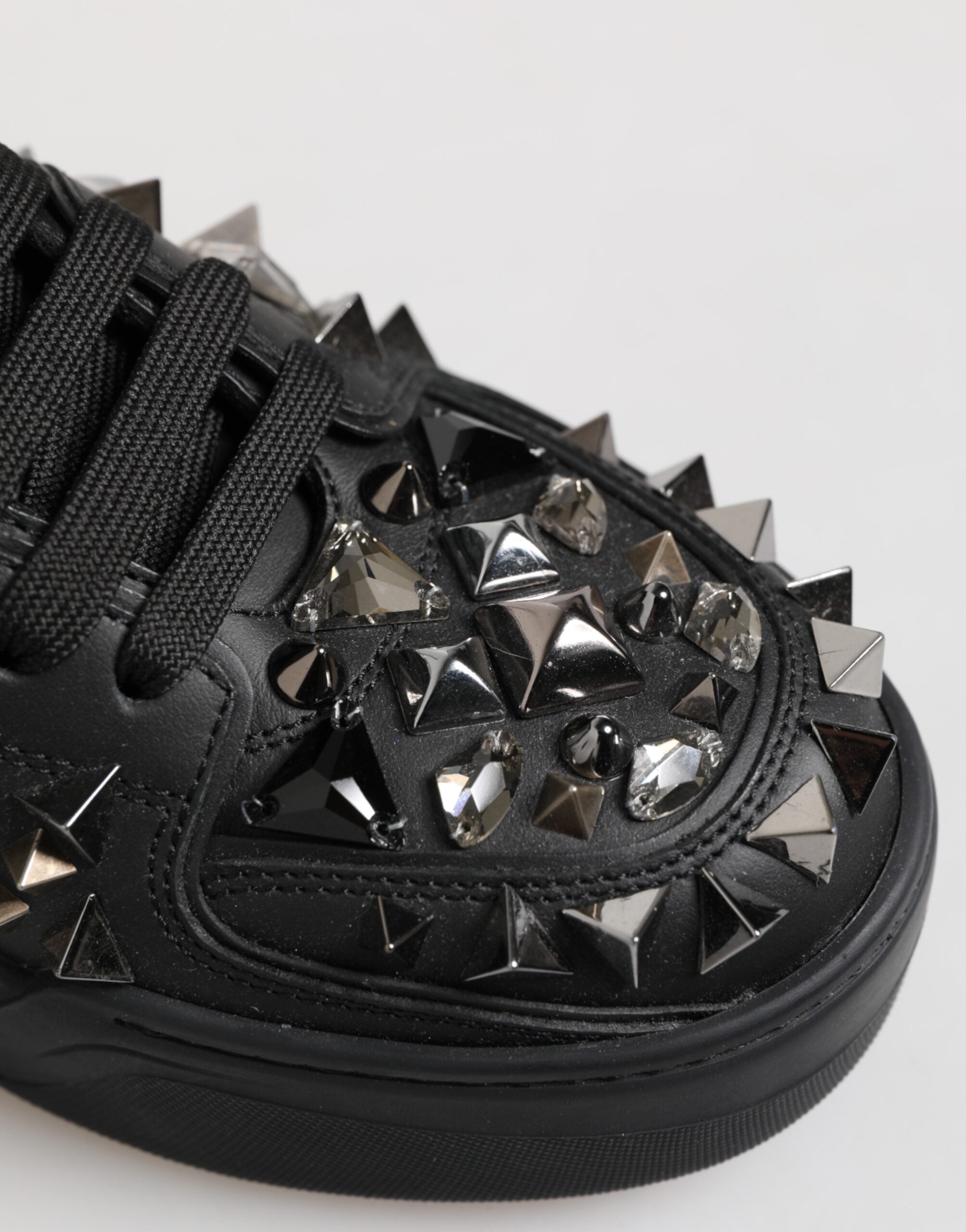 Chaussures sneakers basses en cuir noir Dolce & Gabbana avec studs, vue de face, style élégant et moderne.