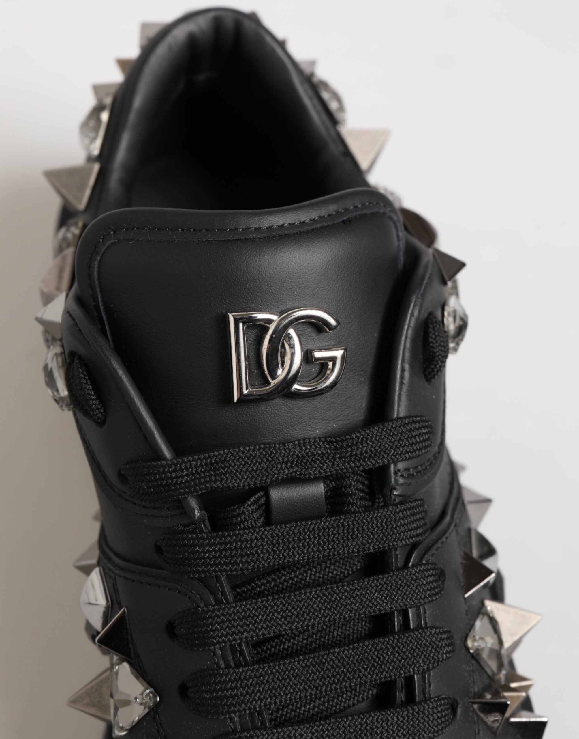 Chaussures Dolce & Gabbana en cuir noir avec clous, baskets basses élégantes et modernes.