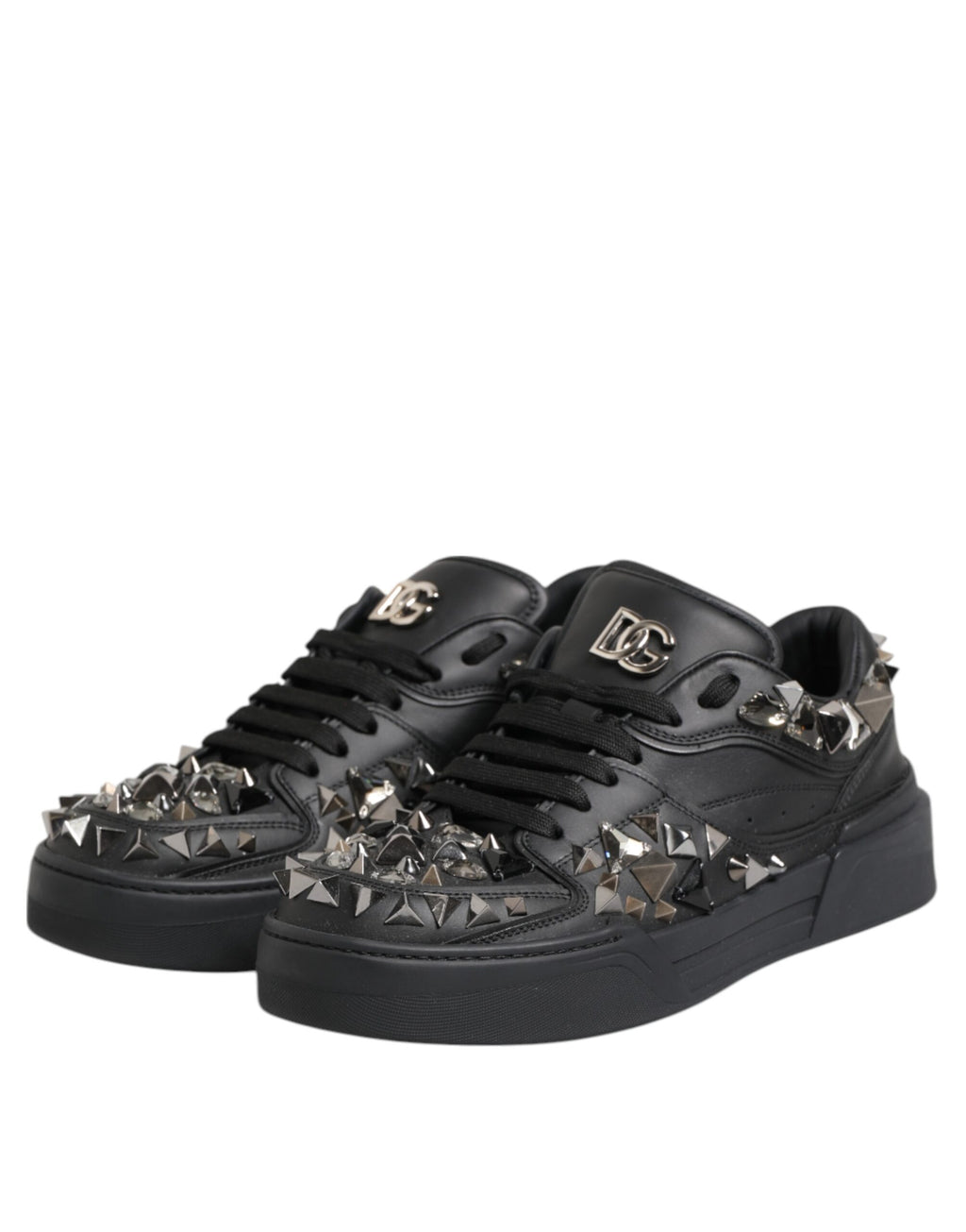 Chaussures sneakers basses en cuir noir Dolce & Gabbana à clous, vue de côté, avec détails de style tendance.
