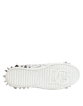Chaussures pour hommes Dolce & Gabbana Portofino blanches avec clous, baskets élégantes en cuir avec détails sophistiqués.