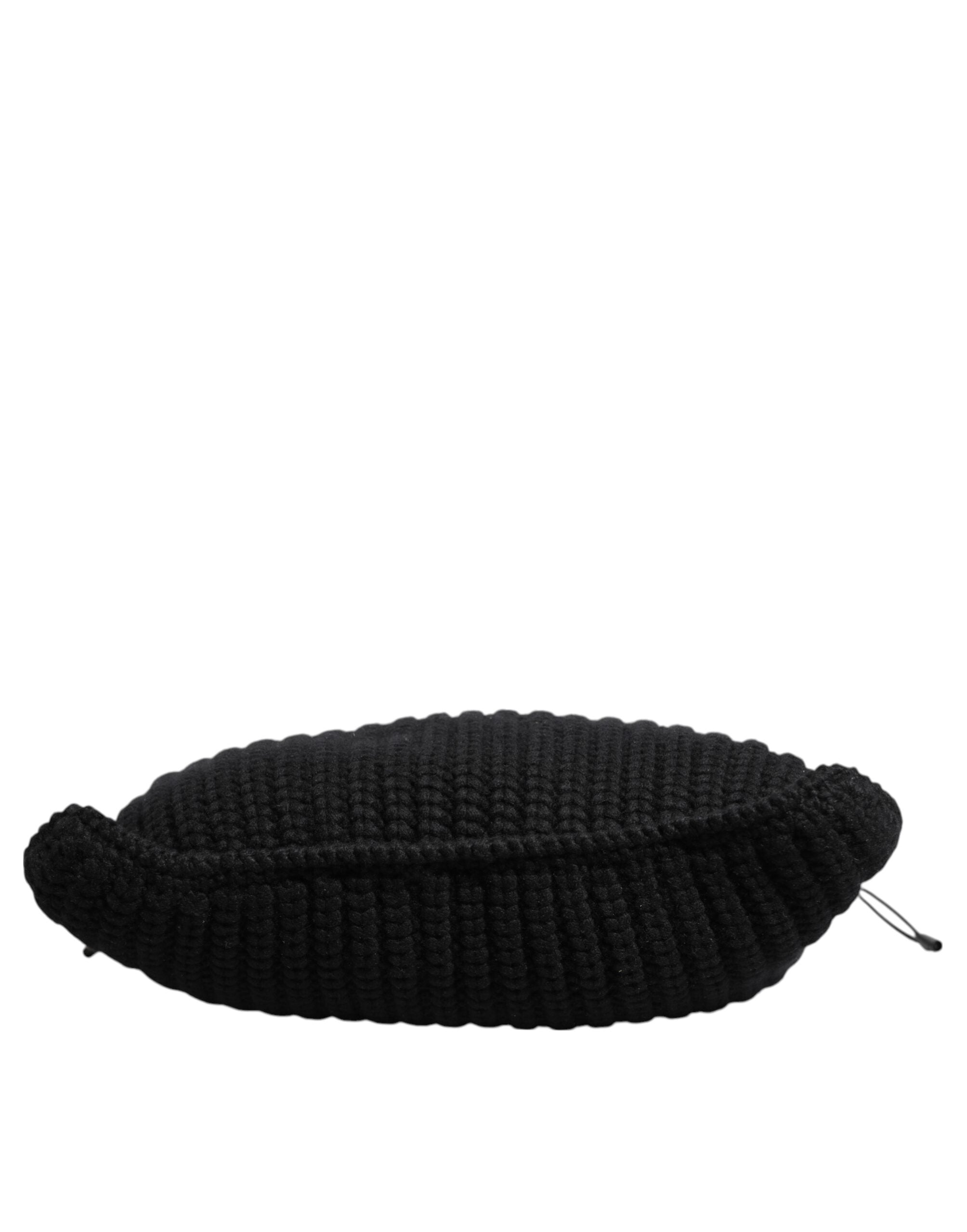 Sac à bandoulière Dolce & Gabbana en cachemire noir et cuir tissé, porté par une femme, vue de face.