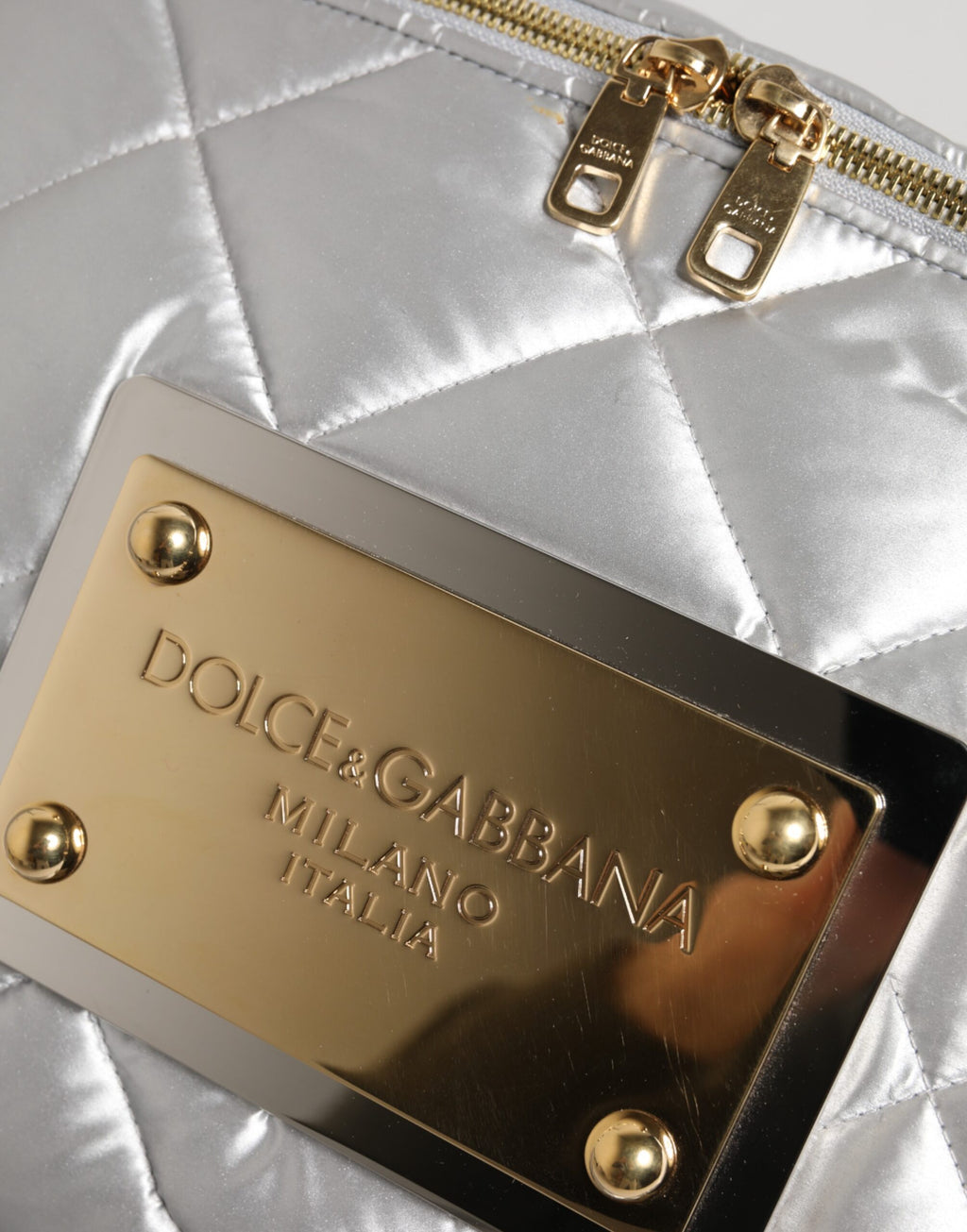 Sac à bandoulière en cuir matelassé argenté Dolce & Gabbana Sicily, sac à épaule élégant avec rembourrage.